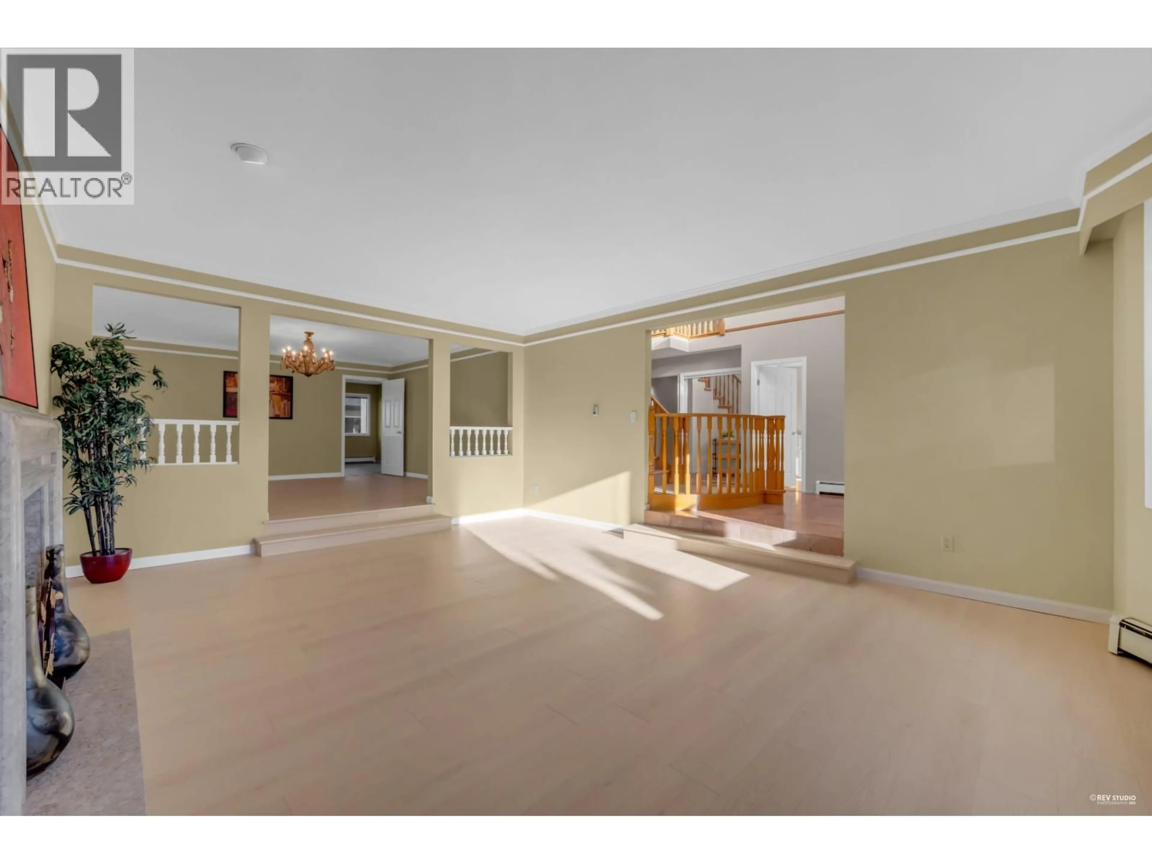 Indoor foyer for 2445 W 19TH AVENUE, Vancouver British Columbia V6L1C8