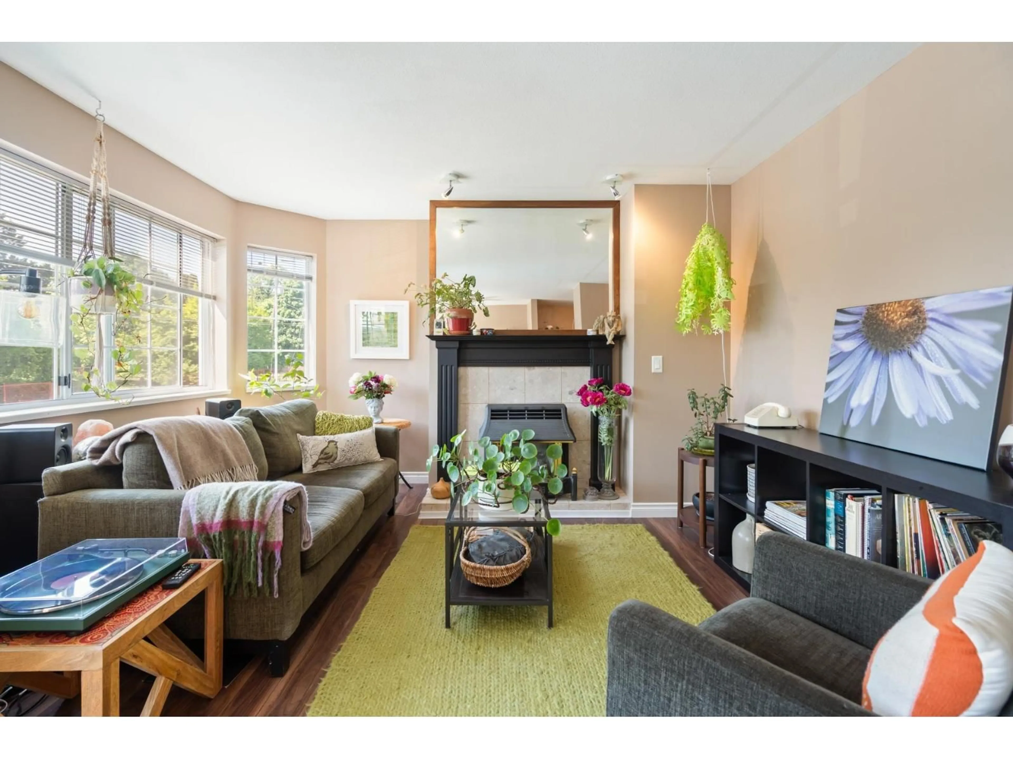 Living room with furniture, wood/laminate floor for 101 - 46199 MARGARET AVENUE, Chilliwack British Columbia V2P2G6