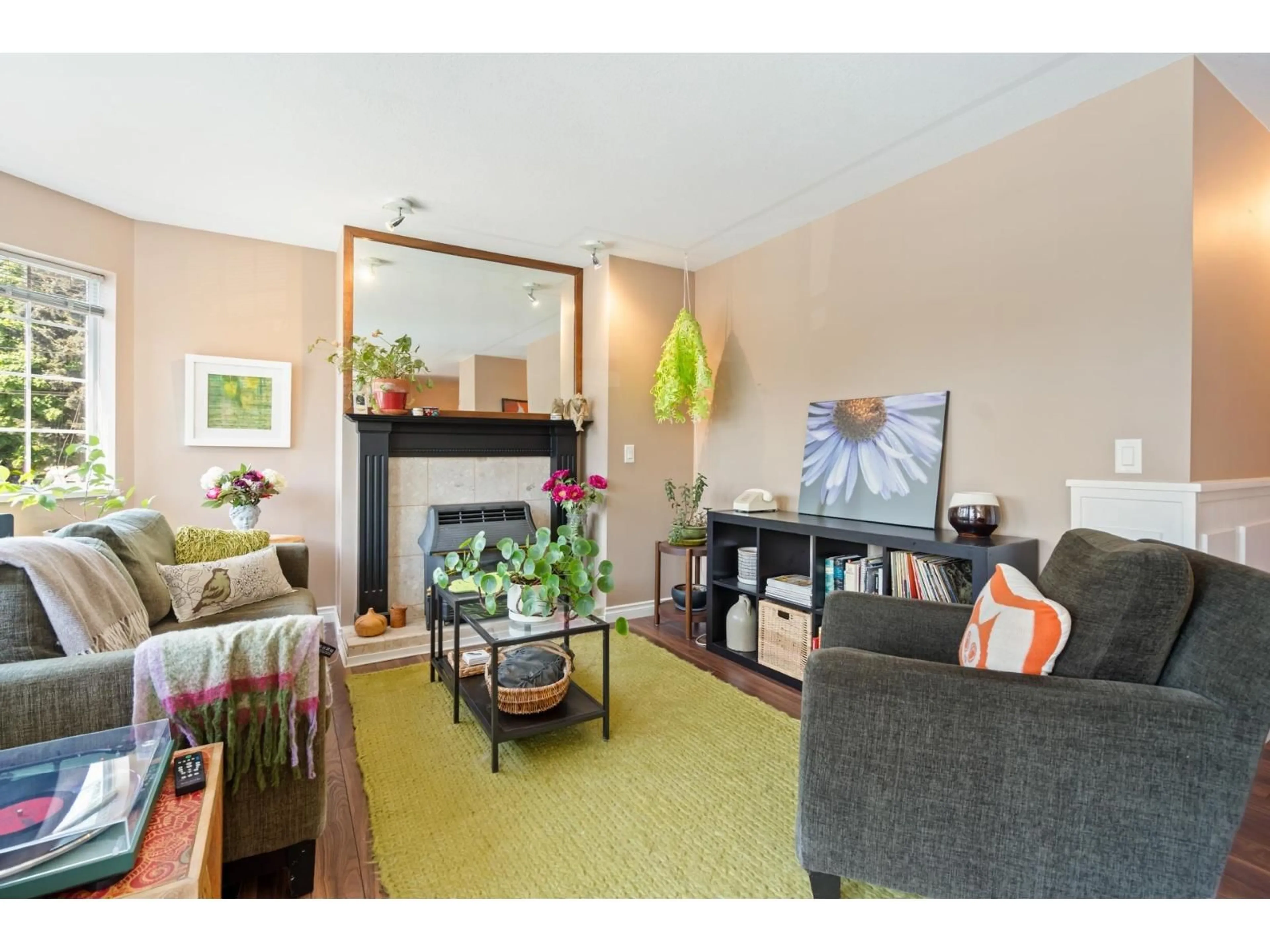 Living room with furniture, wood/laminate floor for 101 - 46199 MARGARET AVENUE, Chilliwack British Columbia V2P2G6