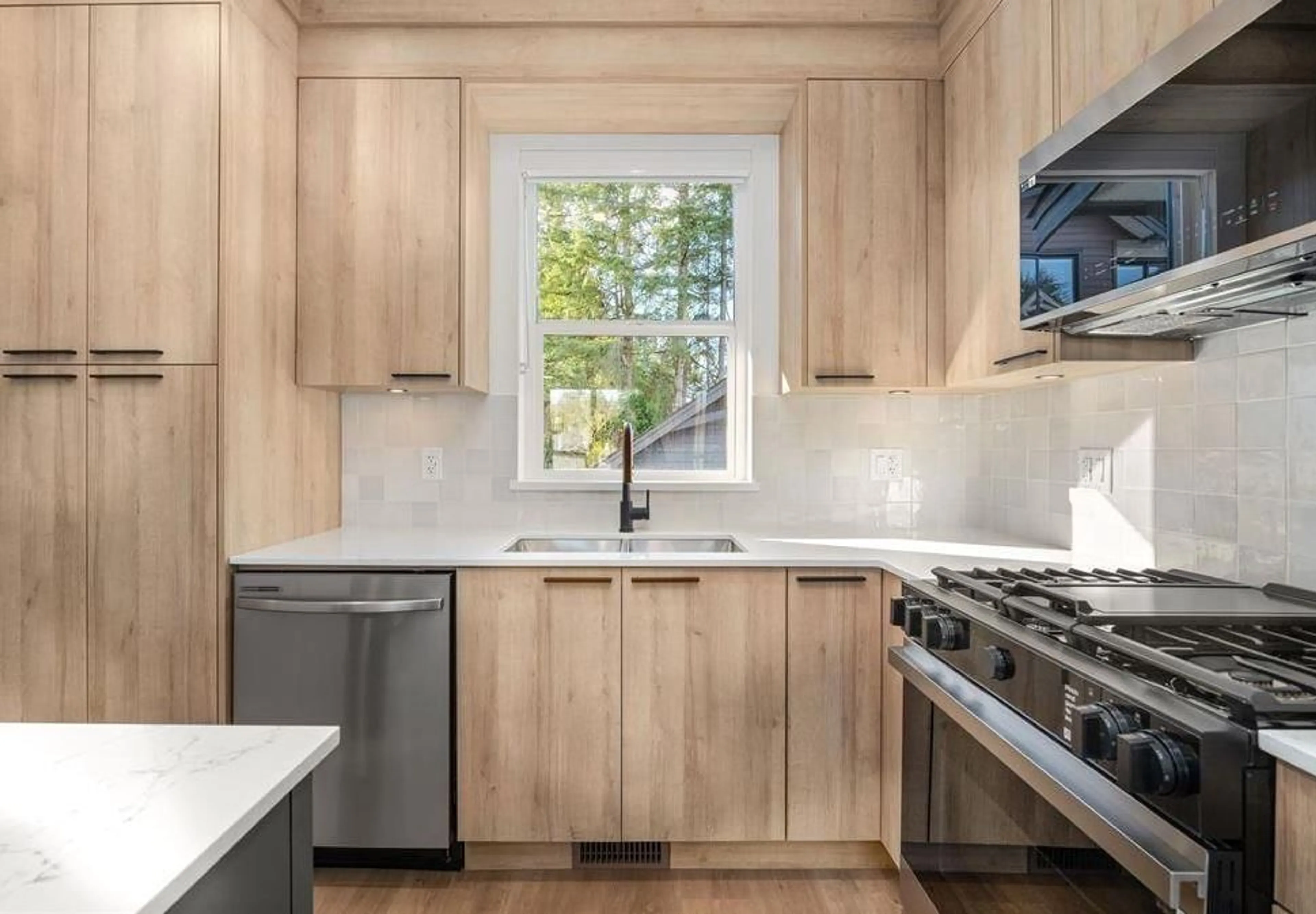 Contemporary kitchen, wood/laminate floor for 28 - 10527 155 STREET, Surrey British Columbia V3R0S1