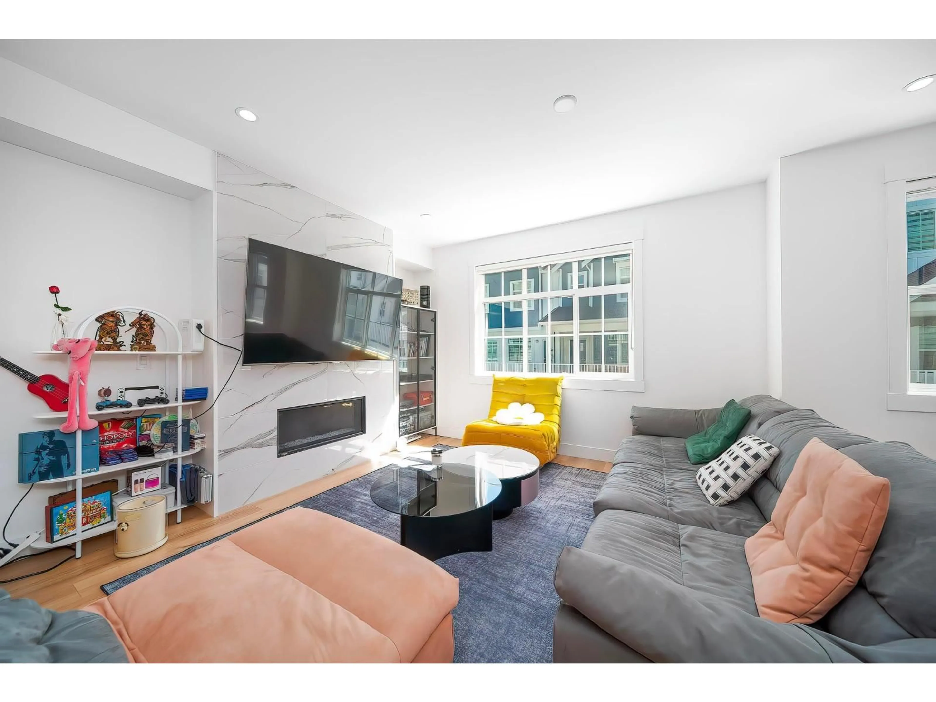 Living room with furniture, unknown for 26 - 9762 182A STREET, Surrey British Columbia V4N6W5