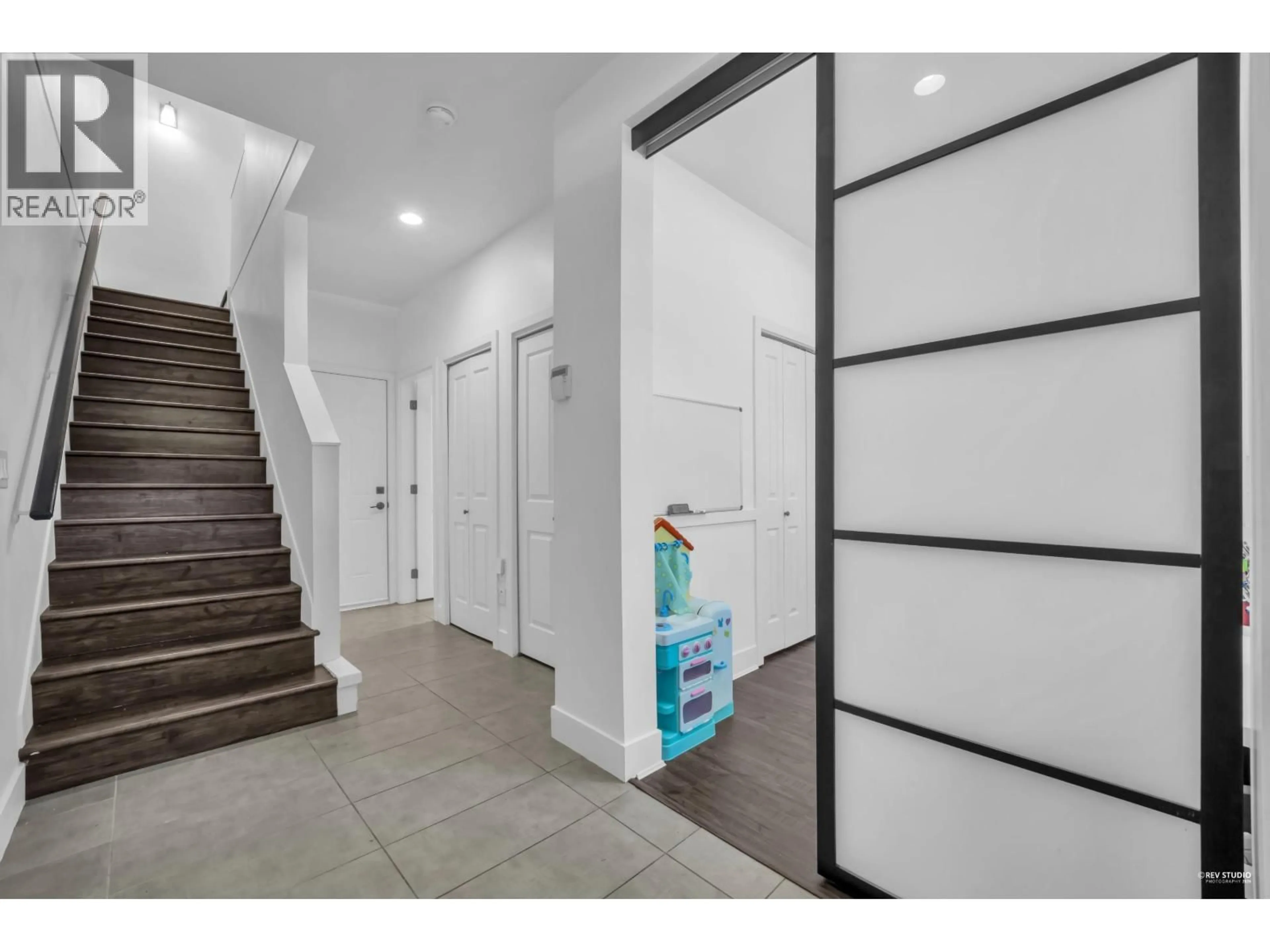 Indoor entryway for 33 - 1299 COAST MERIDIAN ROAD, Coquitlam British Columbia V3E0H6