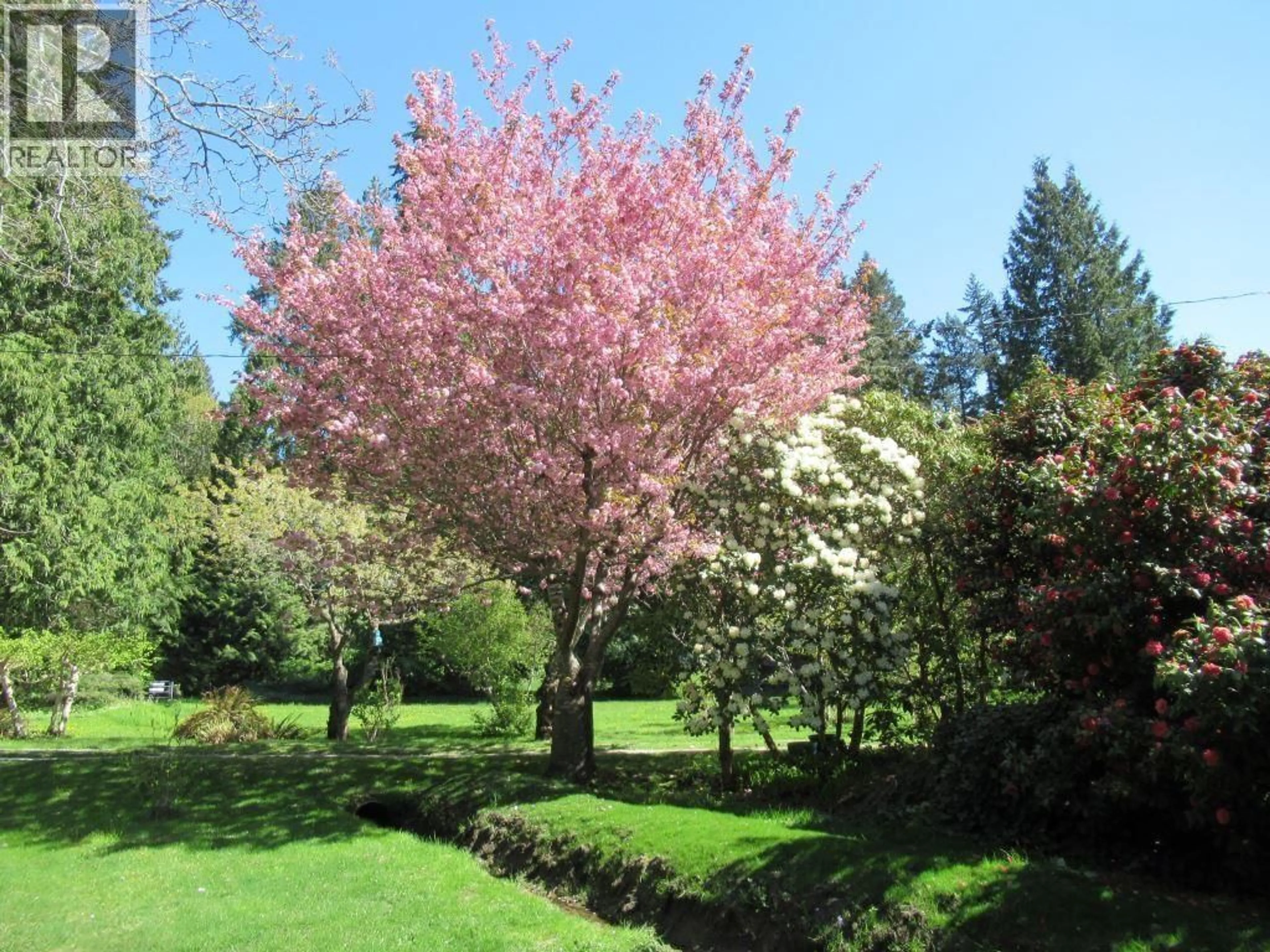 Patio, street for 1308 BURNS ROAD, Gibsons British Columbia V0N1V1