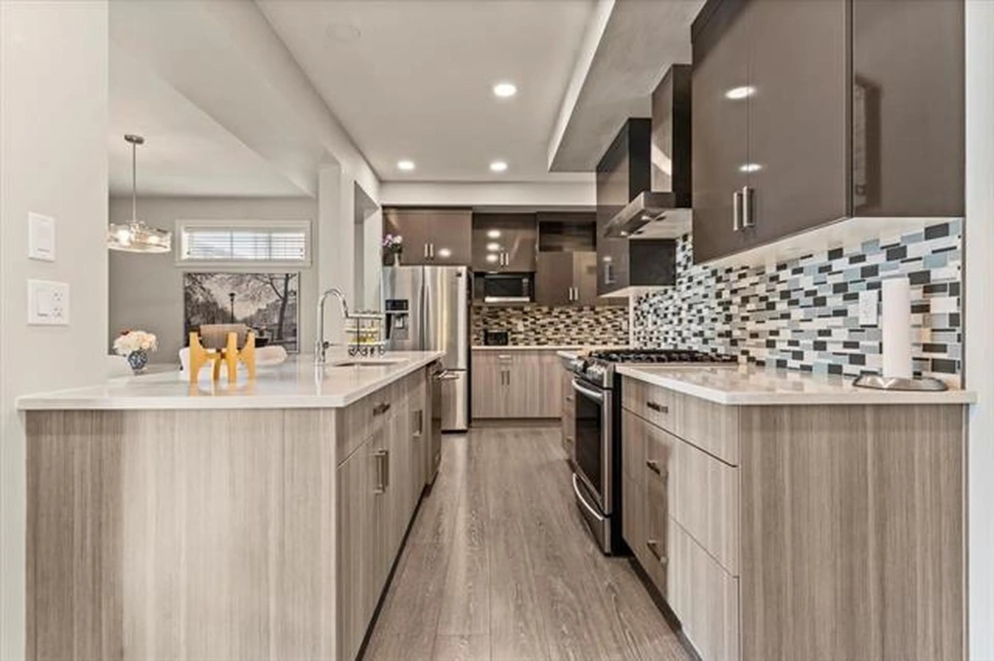 Contemporary kitchen, ceramic/tile floor for 45582 MEADOWBROOK DRIVE, Chilliwack British Columbia V2P0G6