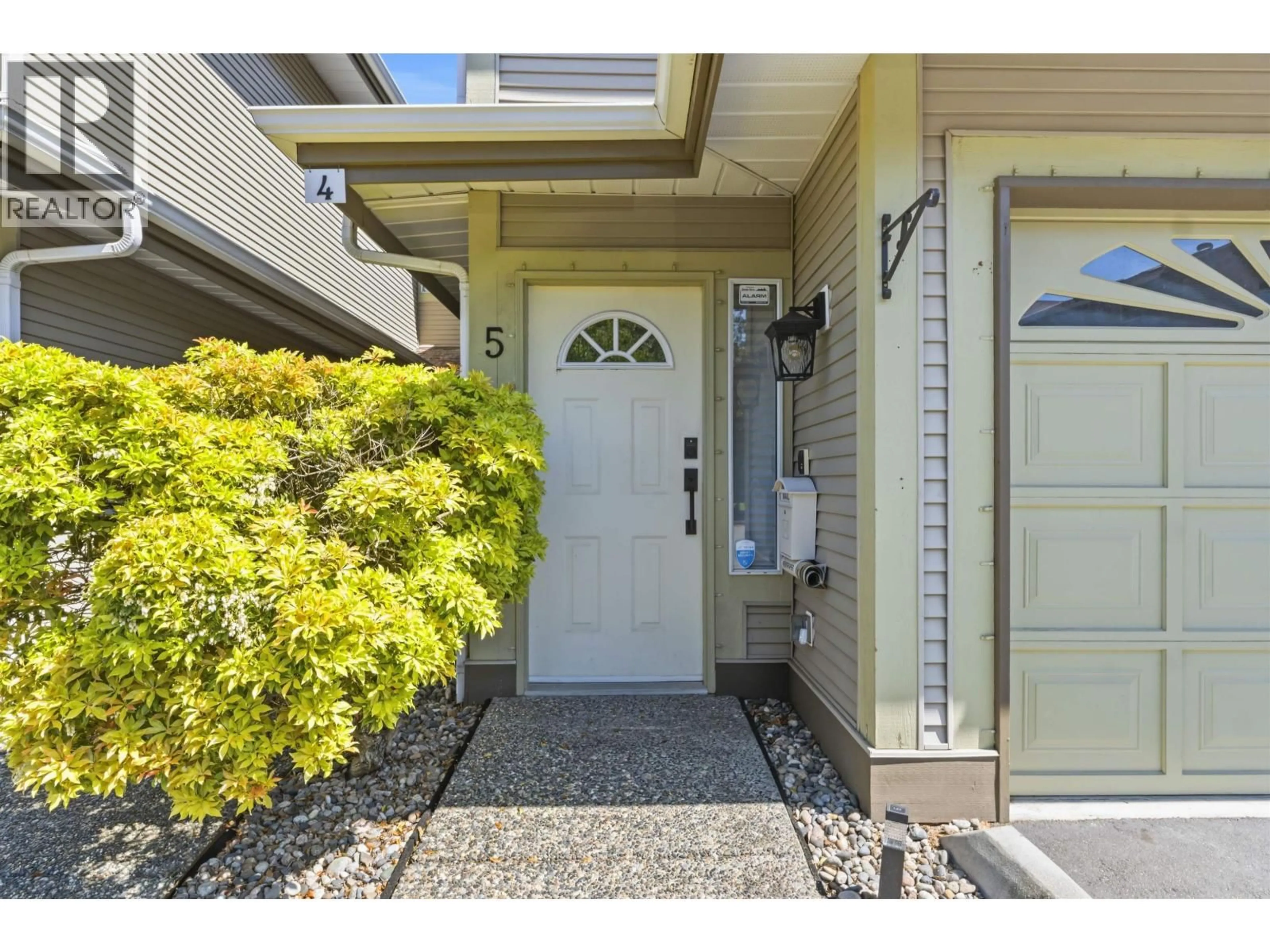 Indoor entryway for 5 - 12071 232B STREET, Maple Ridge British Columbia V2X0Z7