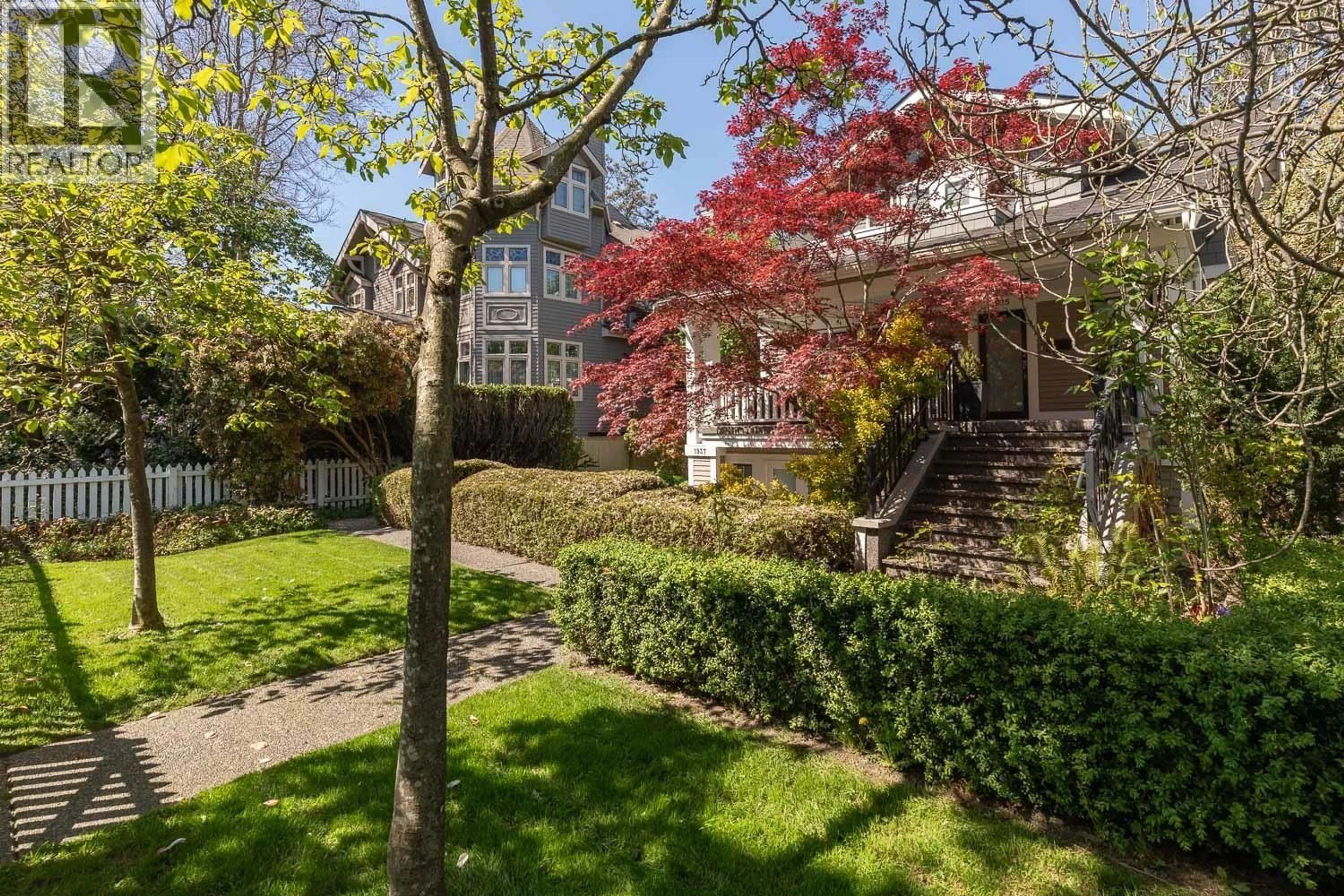 A pic from outside/outdoor area/front of a property/back of a property/a pic from drone, street for 1935 12TH AVENUE, Vancouver British Columbia V6J2G1