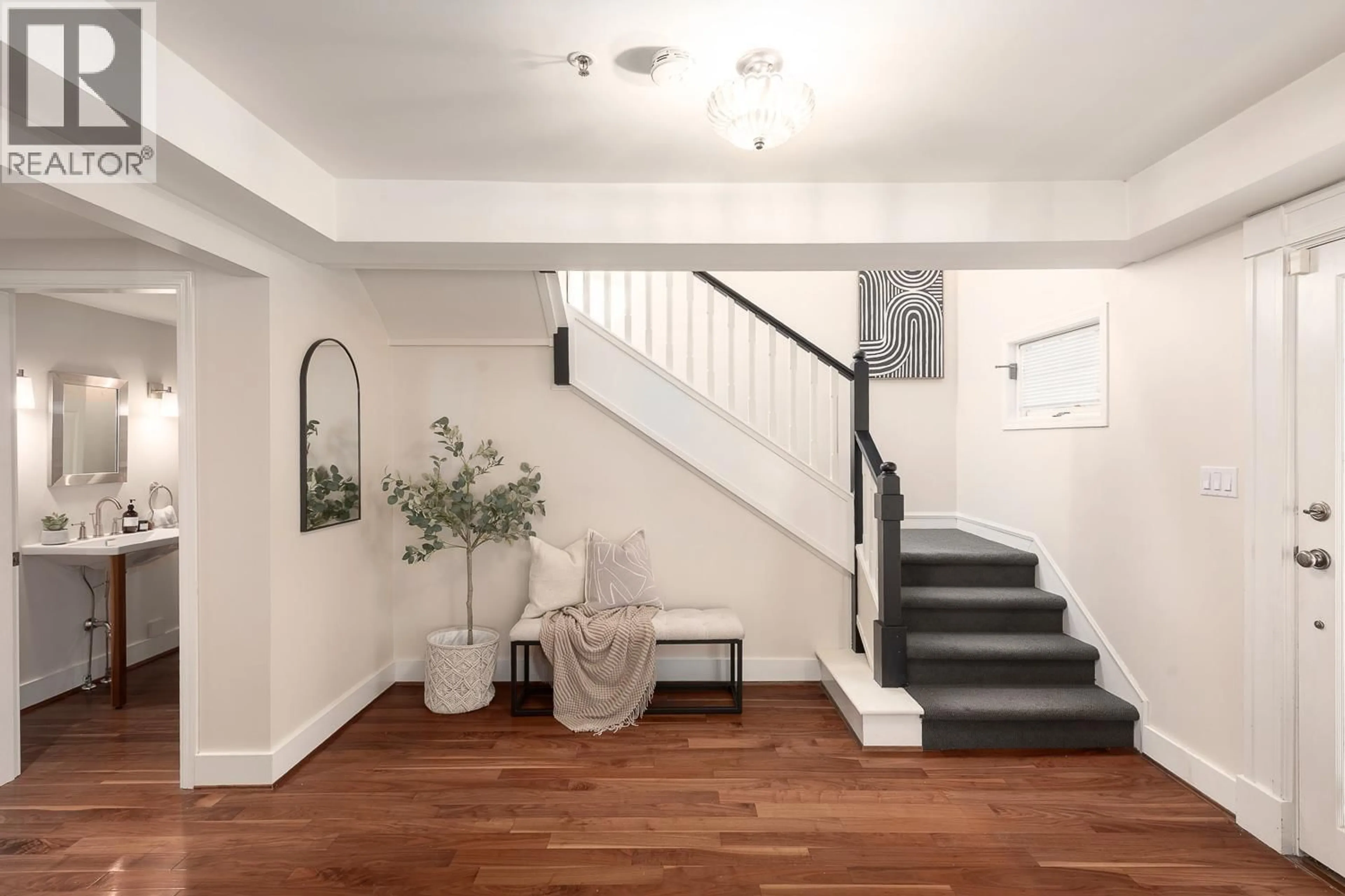 Indoor entryway for 1935 12TH AVENUE, Vancouver British Columbia V6J2G1