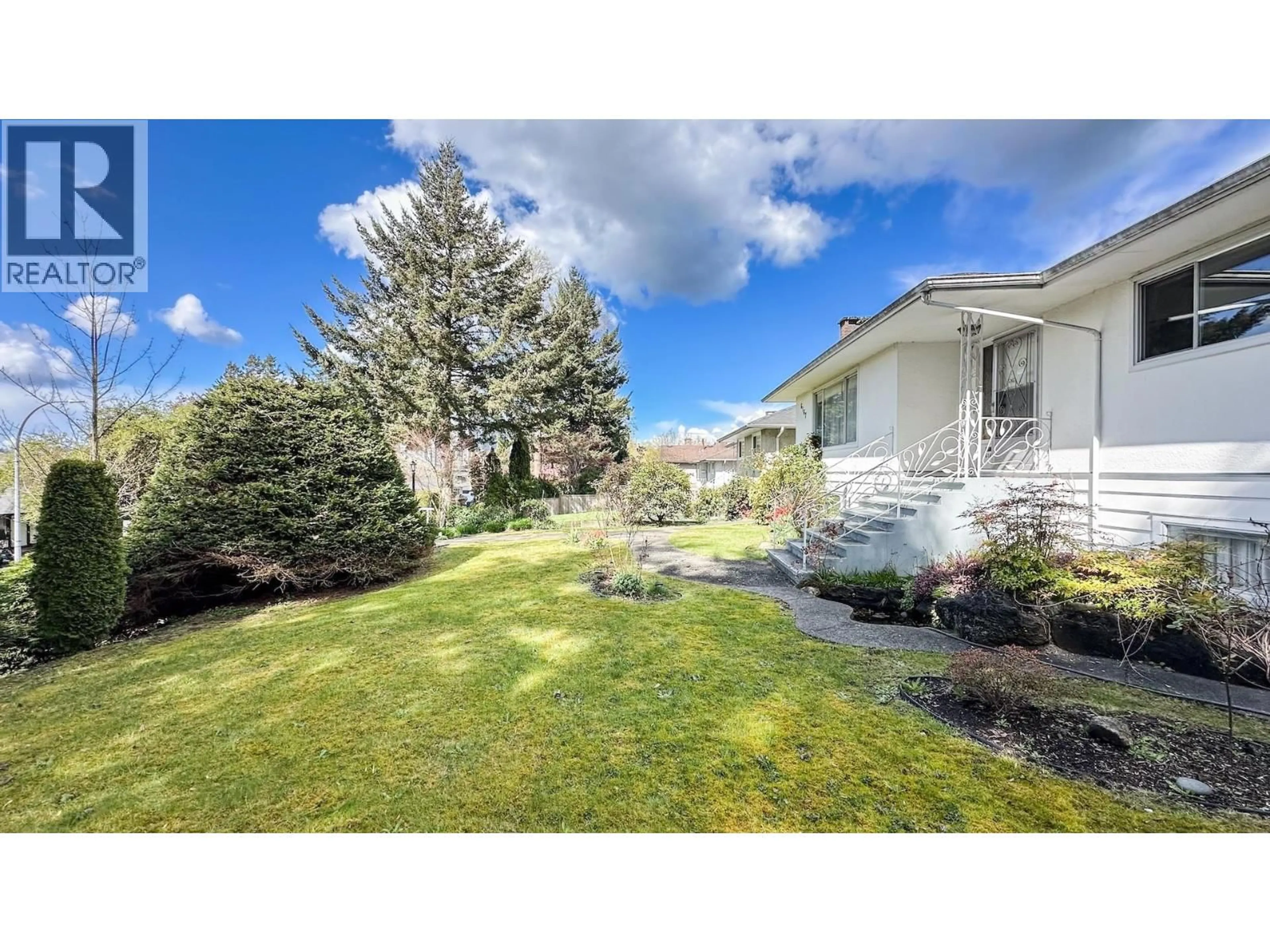 A pic from outside/outdoor area/front of a property/back of a property/a pic from drone, unknown for 6167 BROADWAY, Burnaby British Columbia V5B2Y3