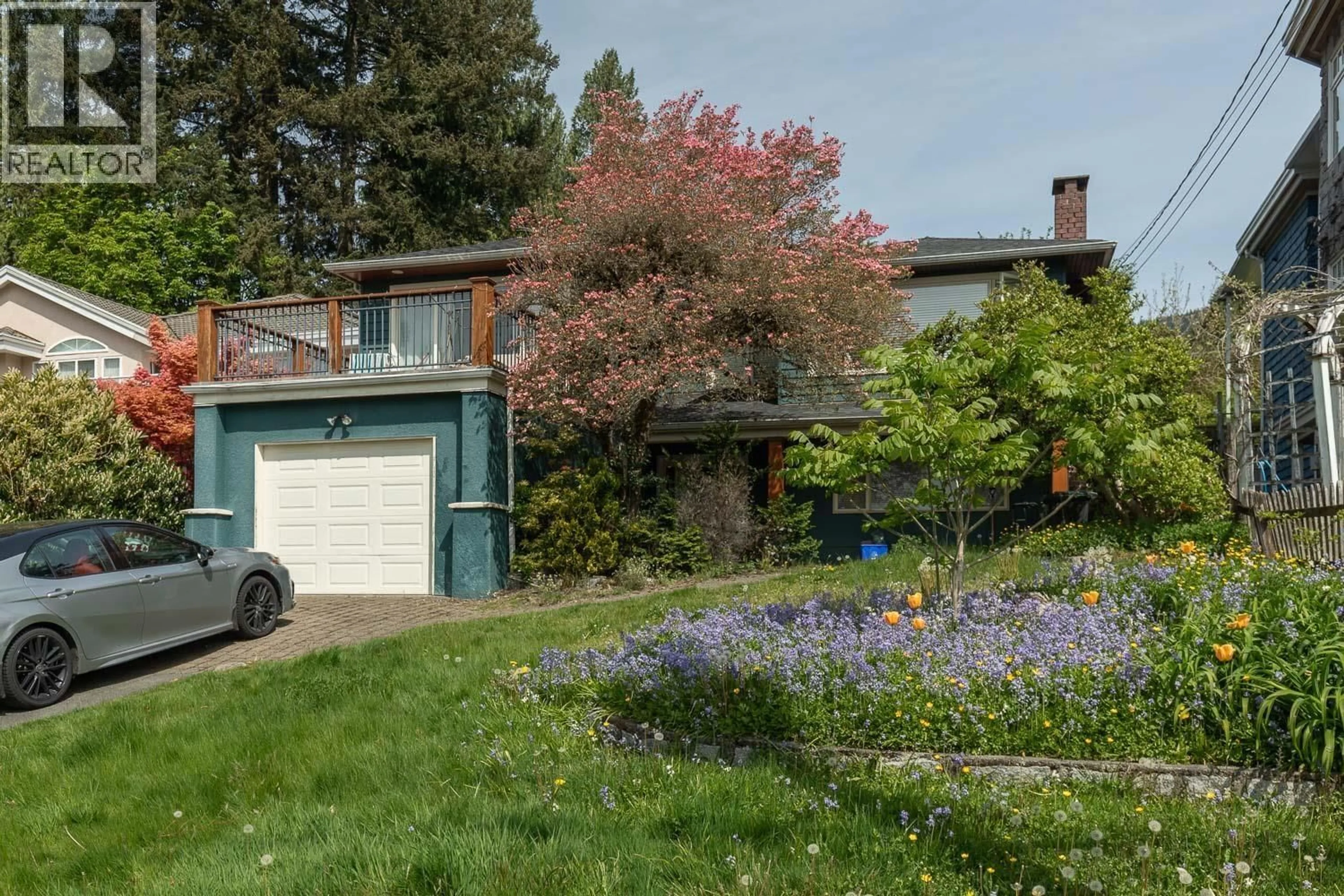 Home with vinyl exterior material, street for 164 CARISBROOKE ROAD, North Vancouver British Columbia V7N1M9