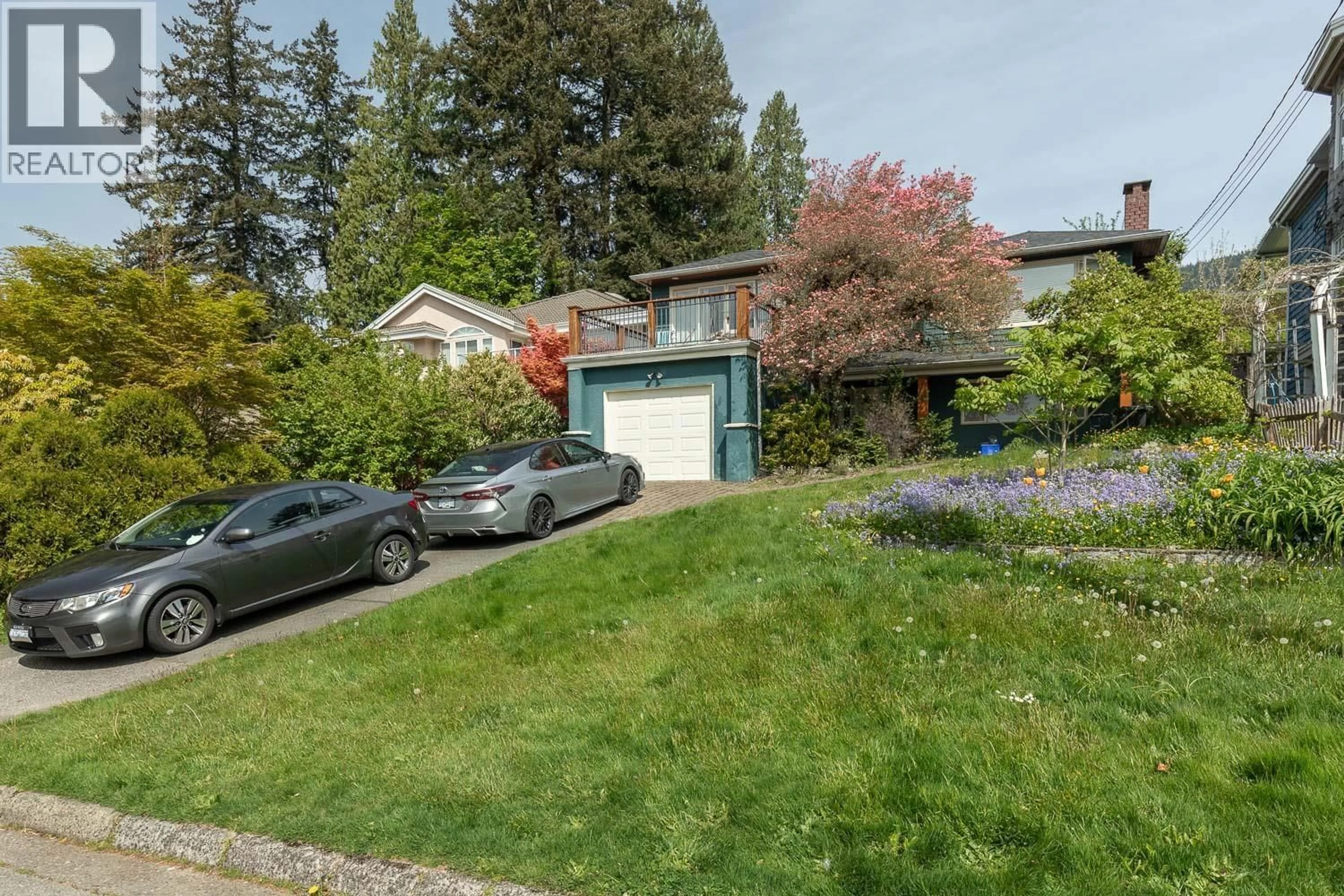 A pic from outside/outdoor area/front of a property/back of a property/a pic from drone, street for 164 CARISBROOKE ROAD, North Vancouver British Columbia V7N1M9