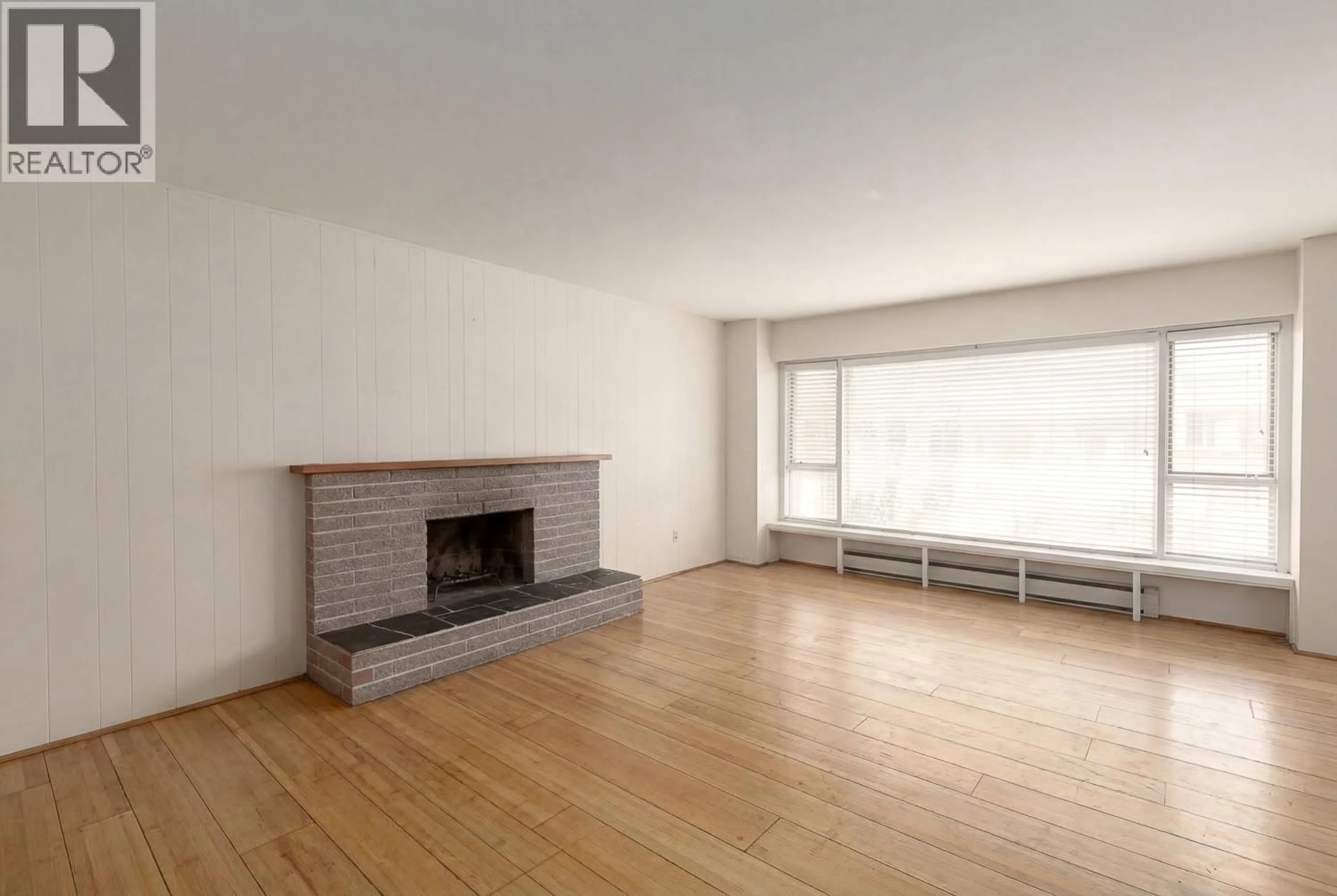 Living room with furniture, wood/laminate floor for 164 CARISBROOKE ROAD, North Vancouver British Columbia V7N1M9