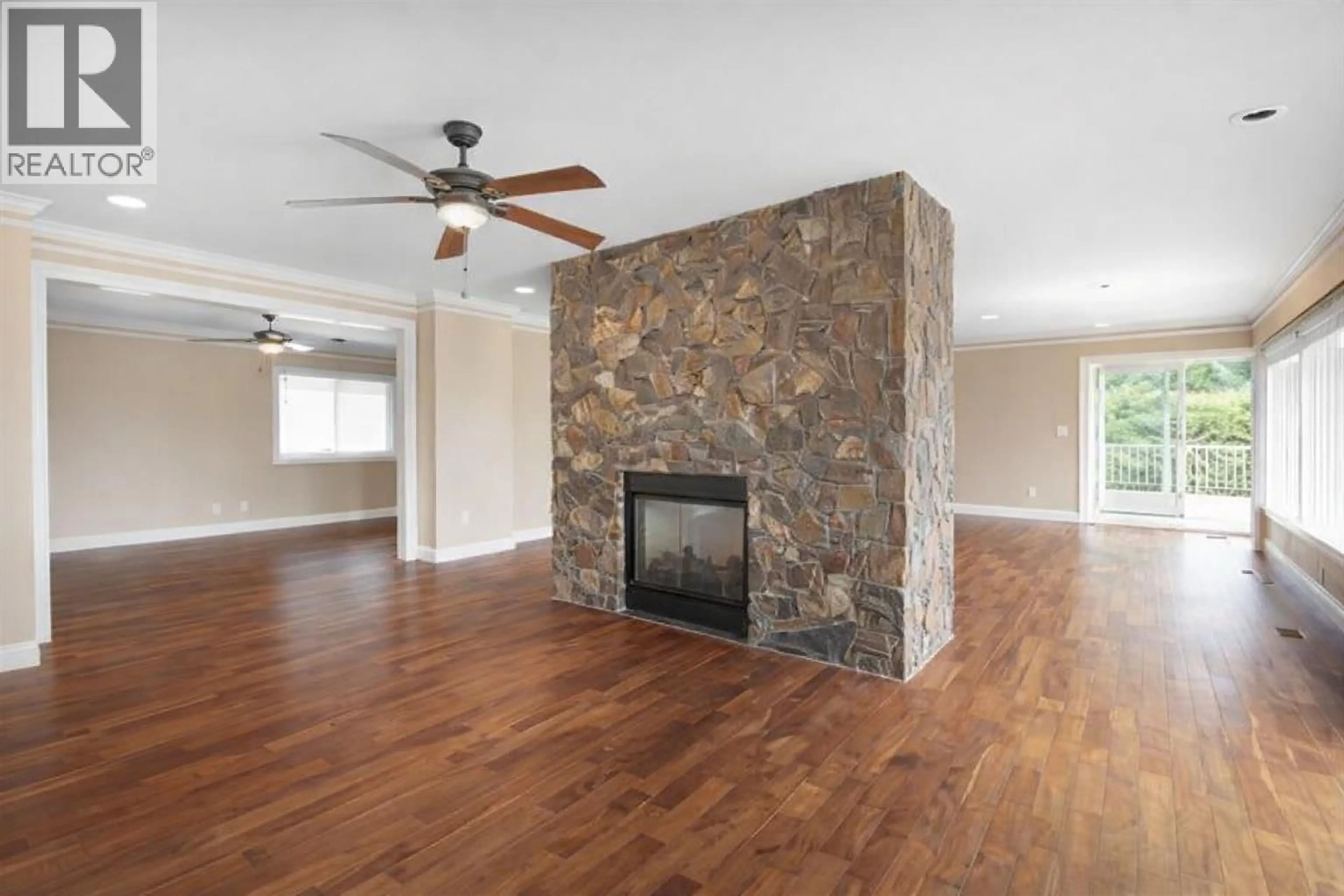 Living room with furniture, wood/laminate floor for 870 GREENWOOD ROAD, West Vancouver British Columbia V7S1X7