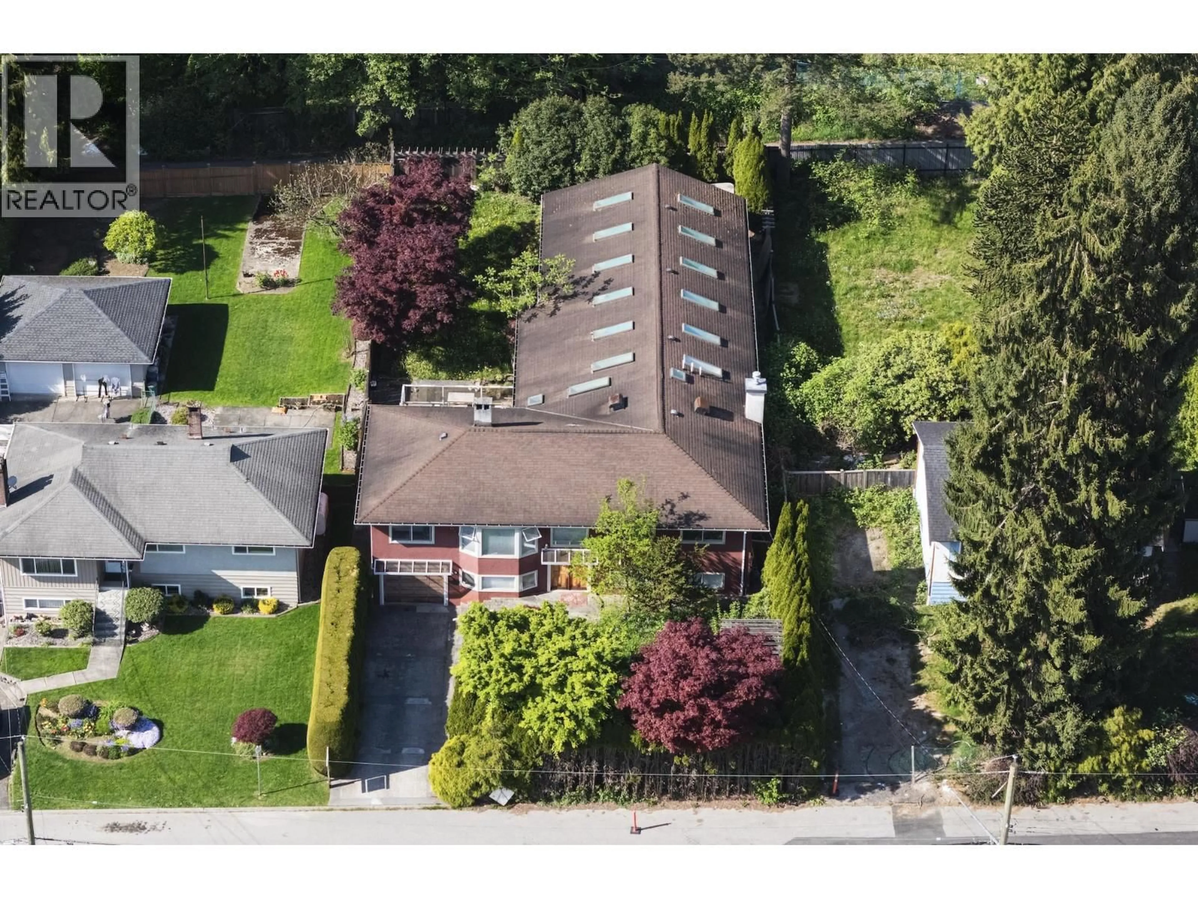 A pic from outside/outdoor area/front of a property/back of a property/a pic from drone, street for 619 HARRISON AVENUE, Coquitlam British Columbia V3J3Z6