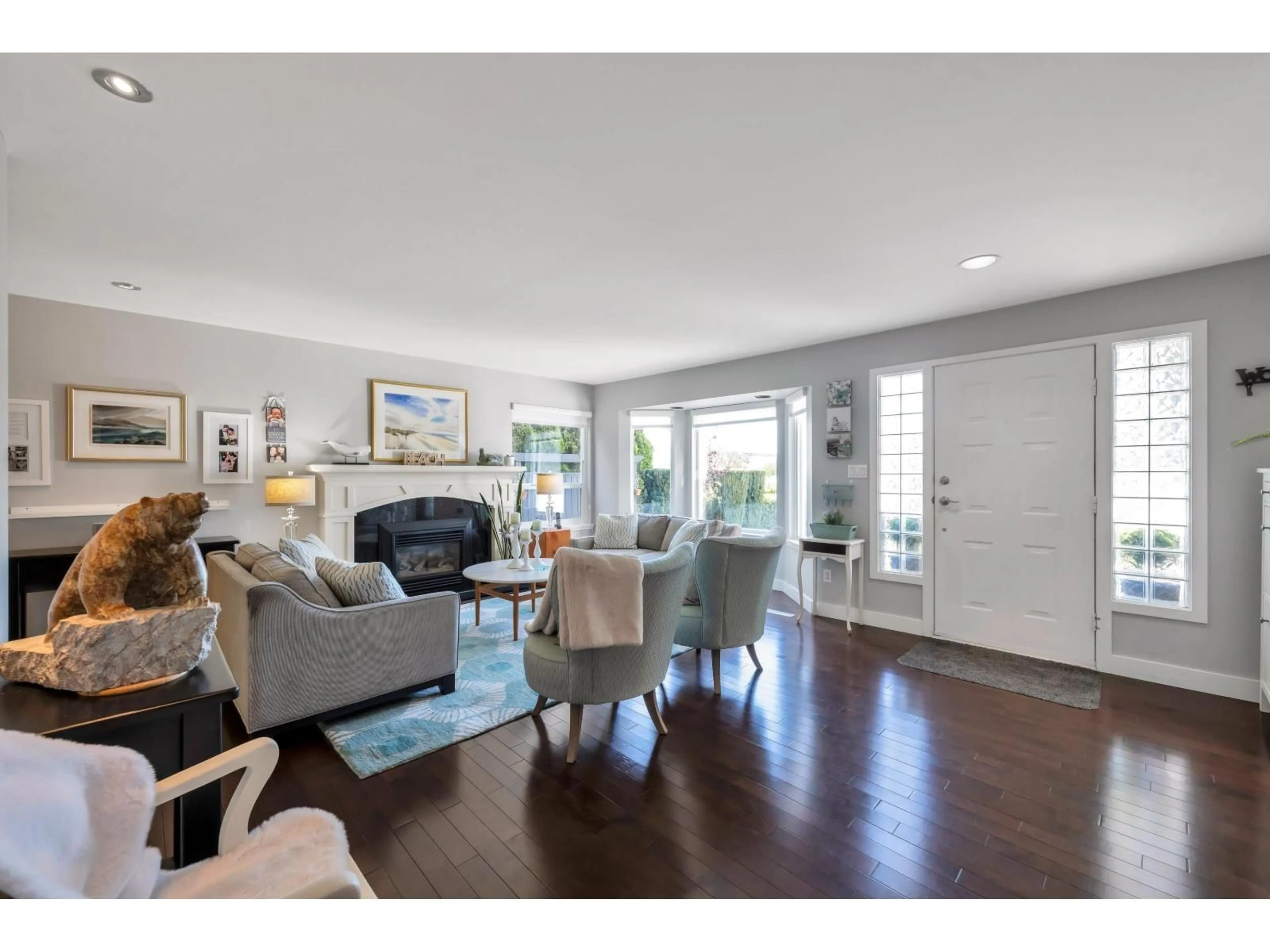 Living room with furniture, wood/laminate floor for 15627 BUENA VISTA AVENUE, White Rock British Columbia V4B1Z3