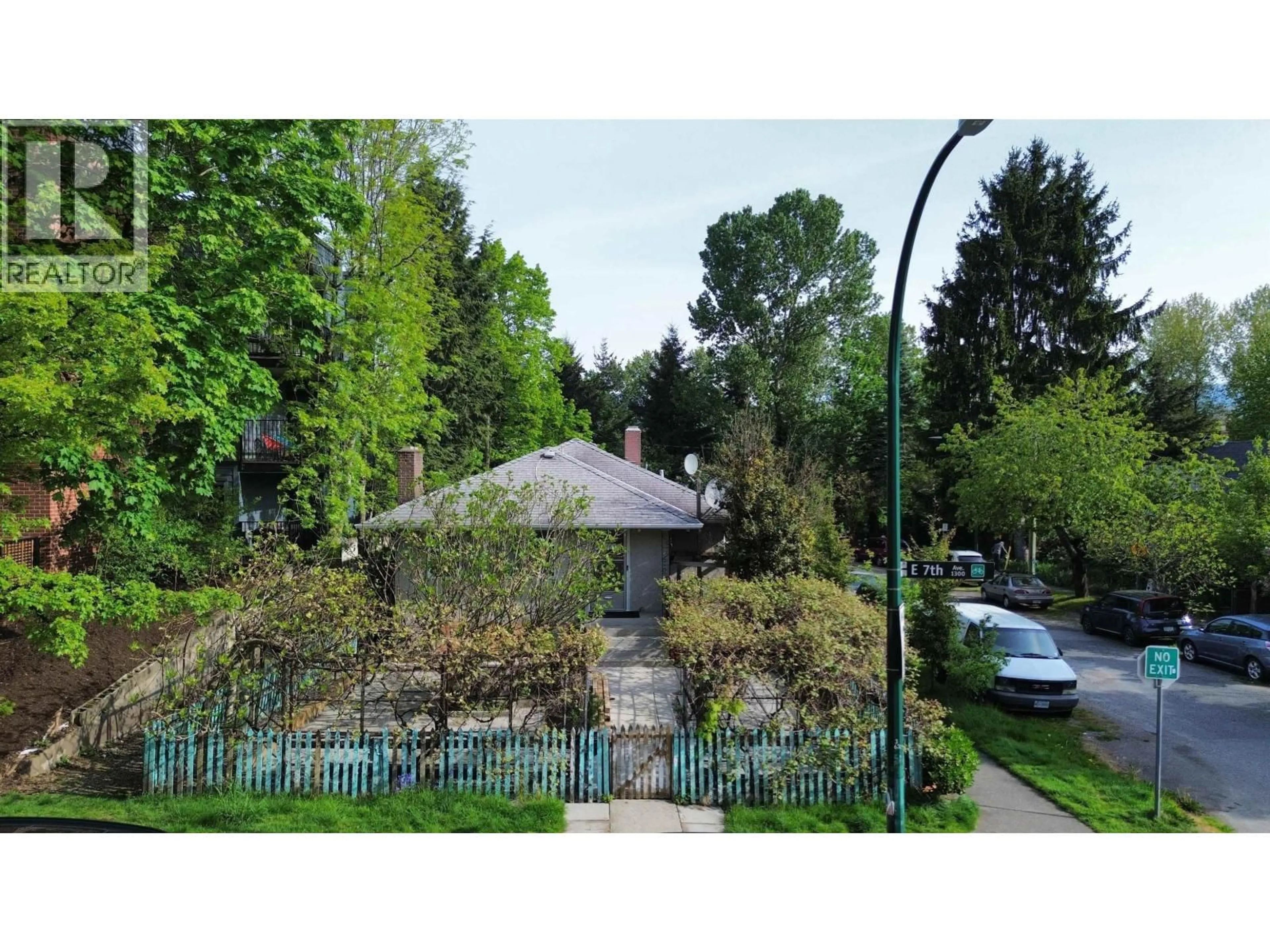 A pic from outside/outdoor area/front of a property/back of a property/a pic from drone, street for 1385 7TH AVENUE, Vancouver British Columbia V5N1R6