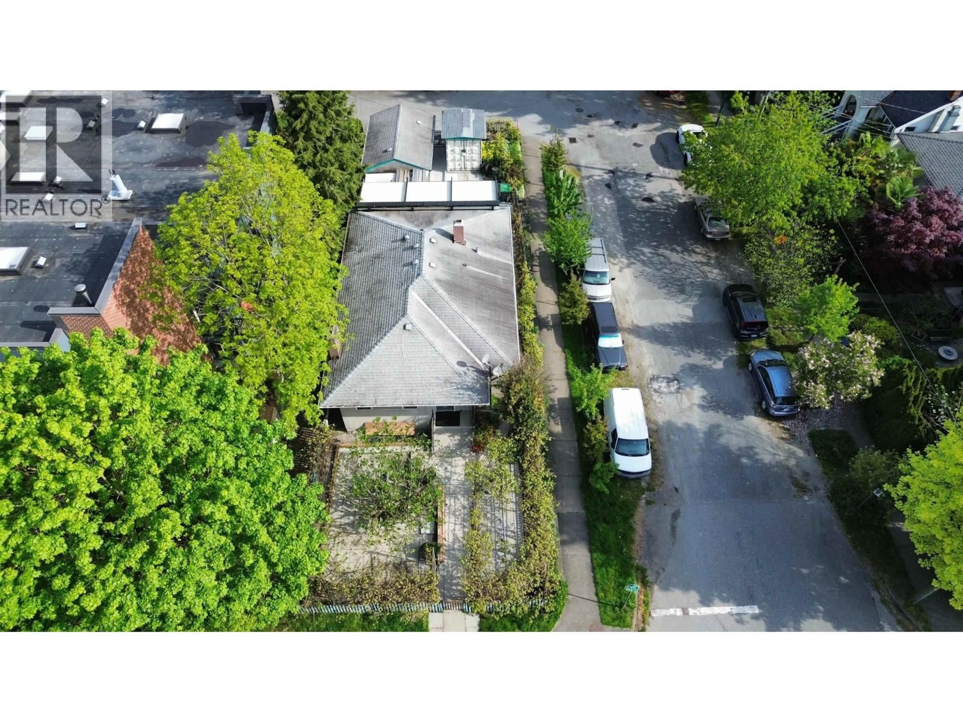 A pic from outside/outdoor area/front of a property/back of a property/a pic from drone, street for 1385 7TH AVENUE, Vancouver British Columbia V5N1R6