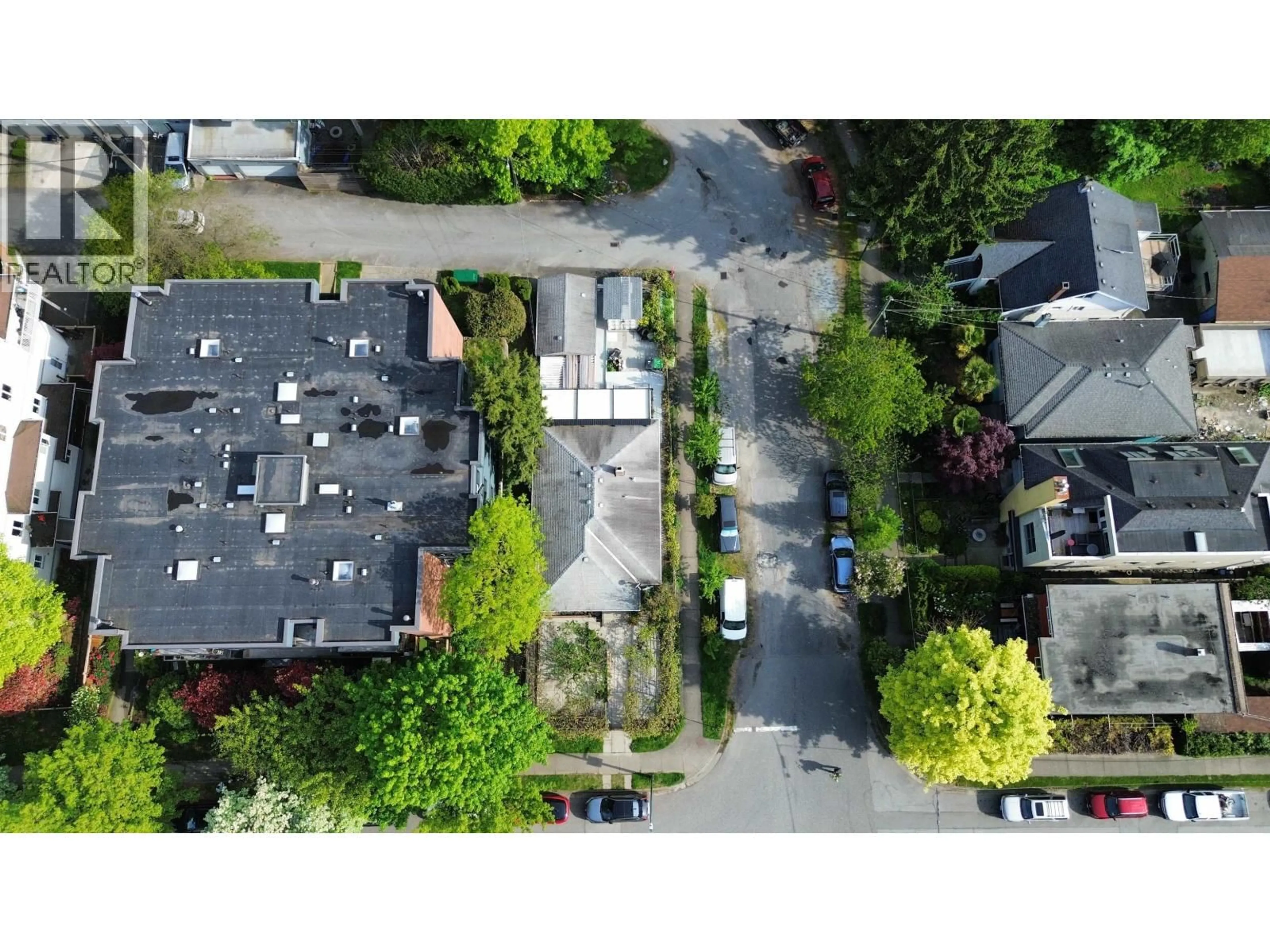 A pic from outside/outdoor area/front of a property/back of a property/a pic from drone, street for 1385 7TH AVENUE, Vancouver British Columbia V5N1R6