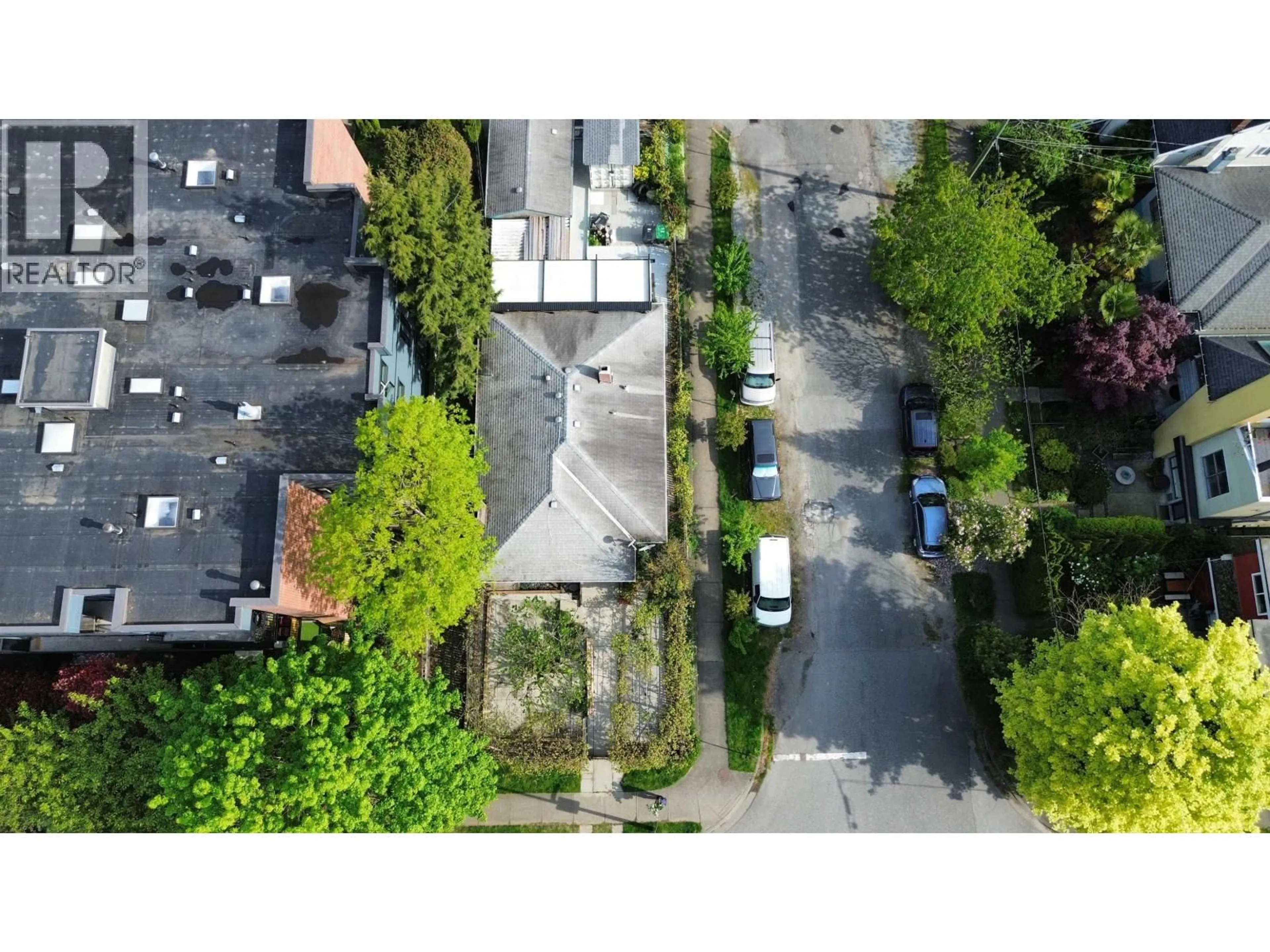 A pic from outside/outdoor area/front of a property/back of a property/a pic from drone, street for 1385 7TH AVENUE, Vancouver British Columbia V5N1R6
