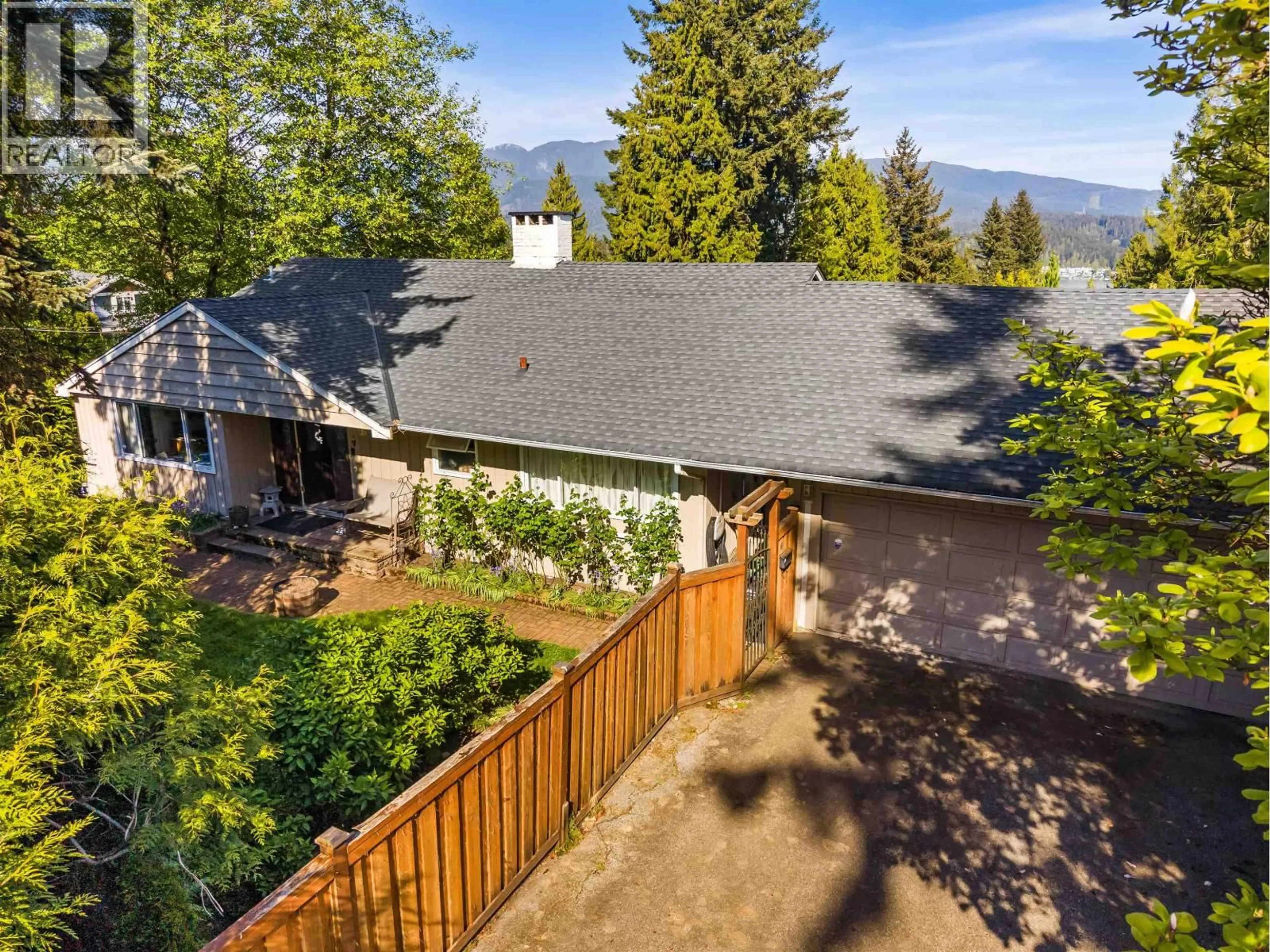 A pic from outside/outdoor area/front of a property/back of a property/a pic from drone, mountain view for 998 FAIRWAY DRIVE, North Vancouver British Columbia V7G1L8