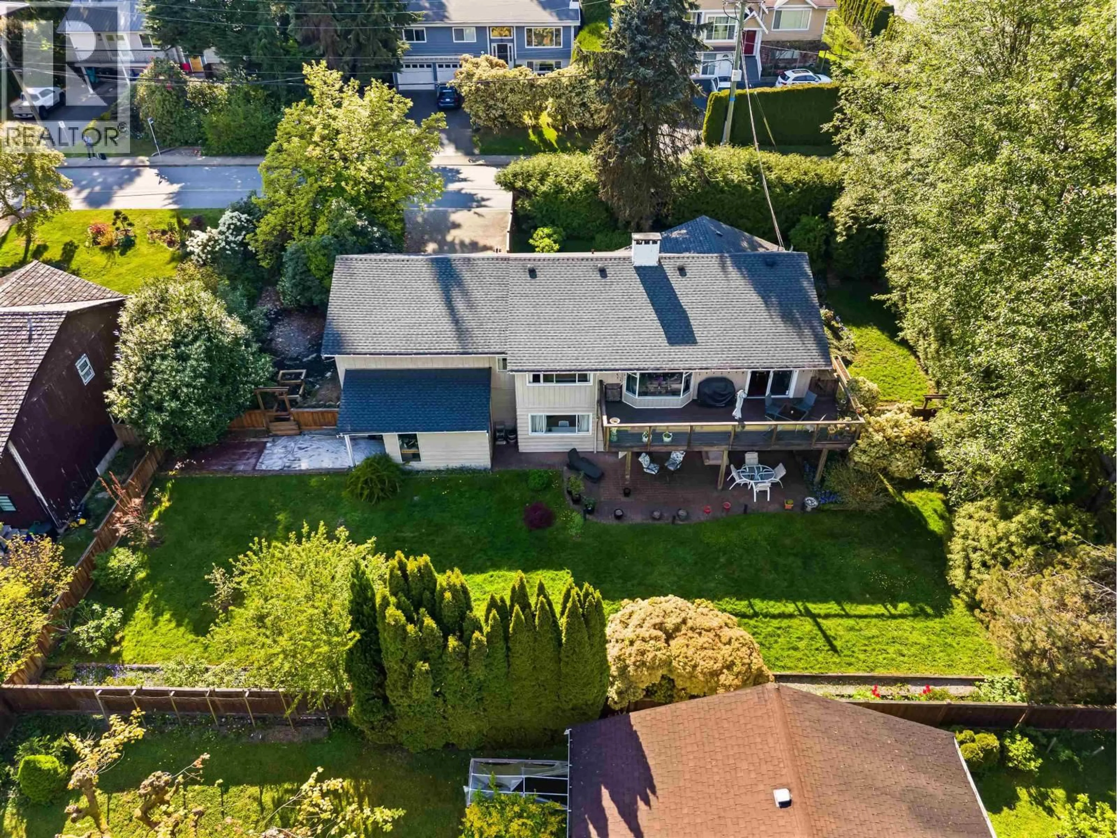 A pic from outside/outdoor area/front of a property/back of a property/a pic from drone, street for 998 FAIRWAY DRIVE, North Vancouver British Columbia V7G1L8