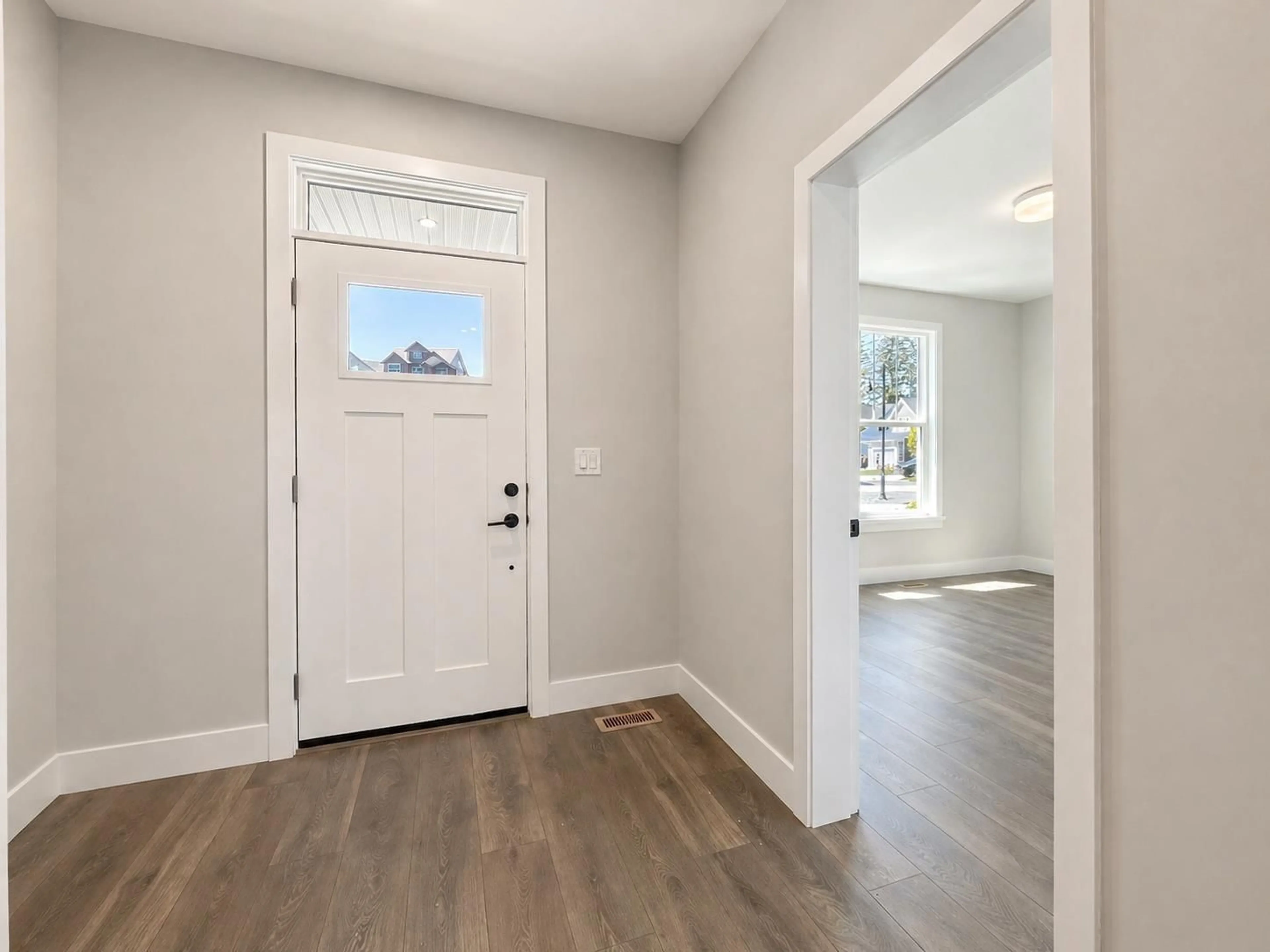 Indoor entryway for 1981 SPARROW HAWK PLACE, Agassiz British Columbia V0M1A1