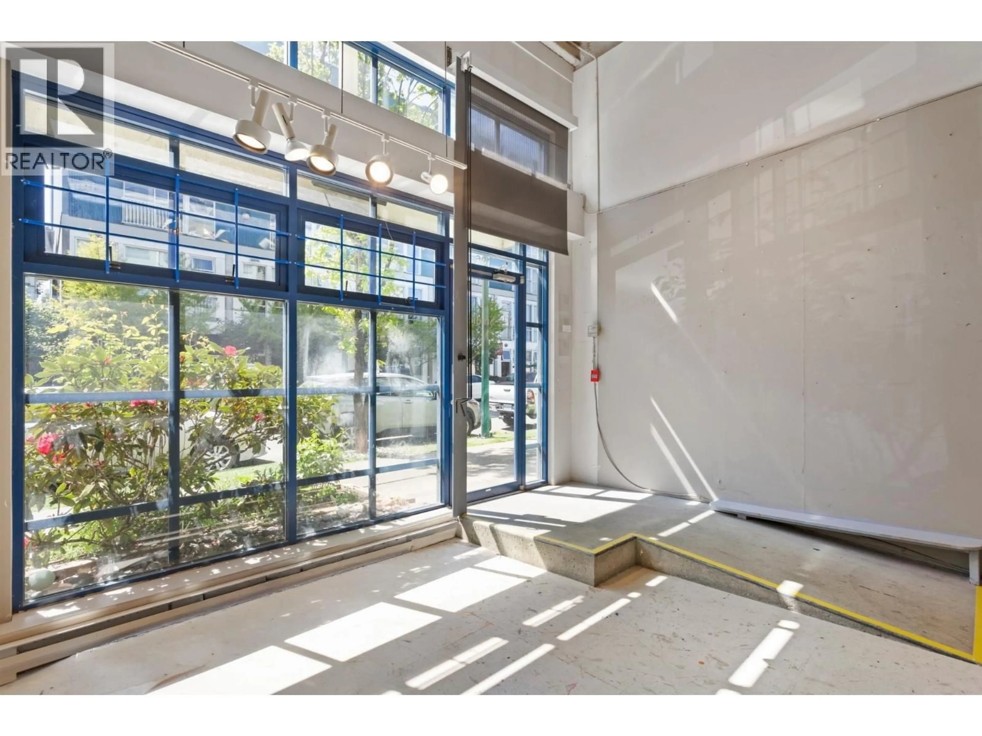 Indoor foyer for 106 - 237 4TH AVENUE, Vancouver British Columbia V5T4R4