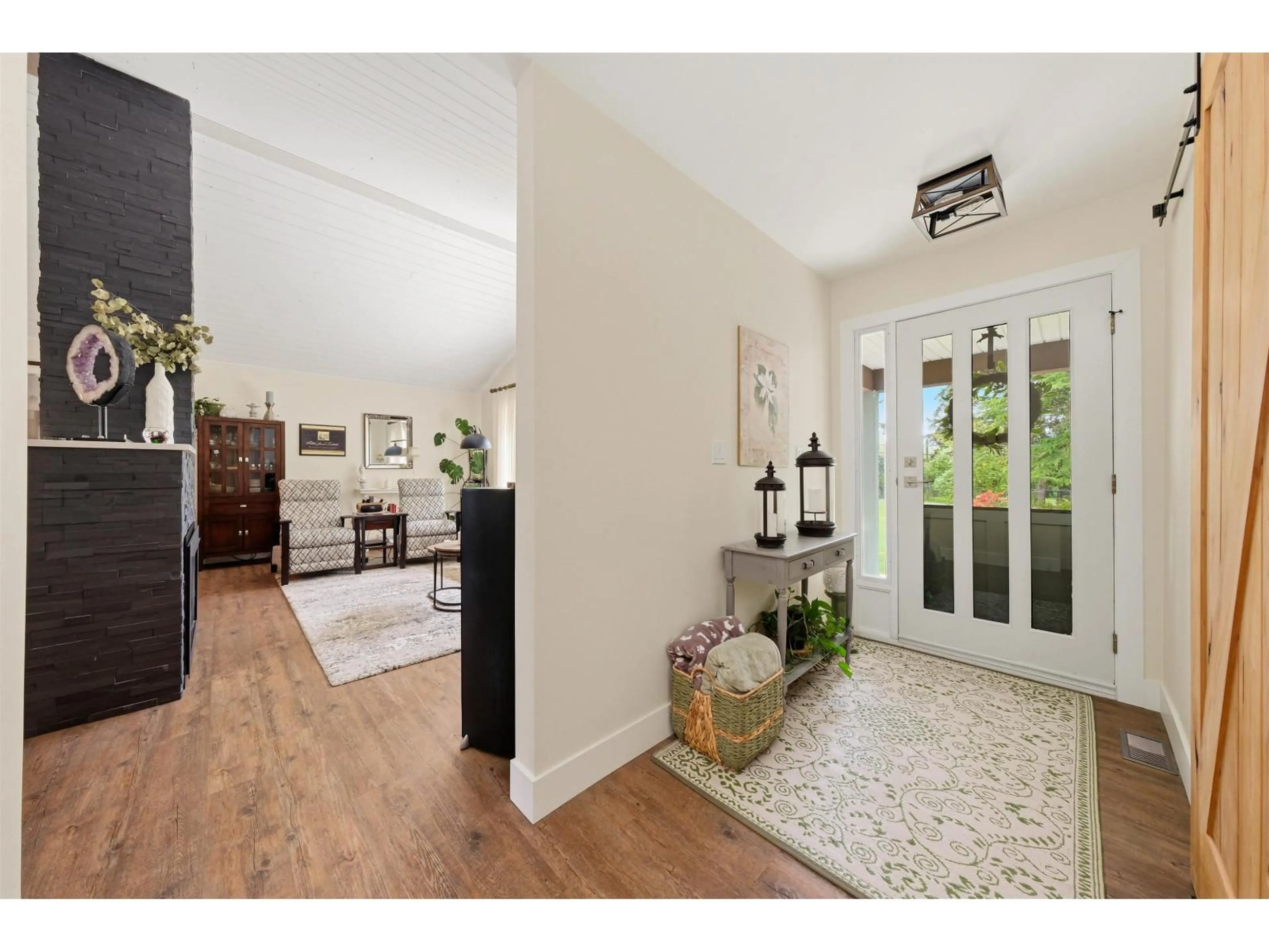 Indoor entryway for 23541 24 AVENUE, Langley British Columbia V2Z3A2