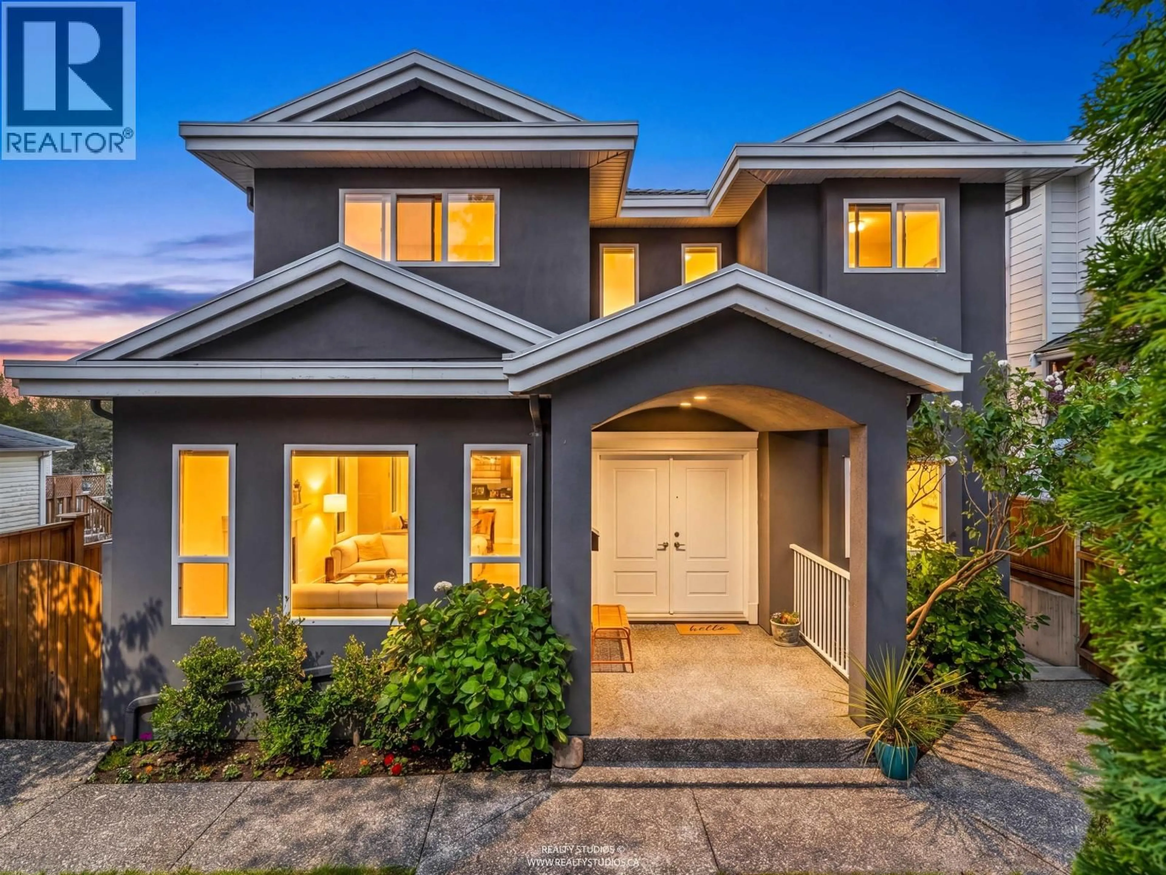 Home with vinyl exterior material, street for 627 30TH AVENUE, Vancouver British Columbia V5V2V7