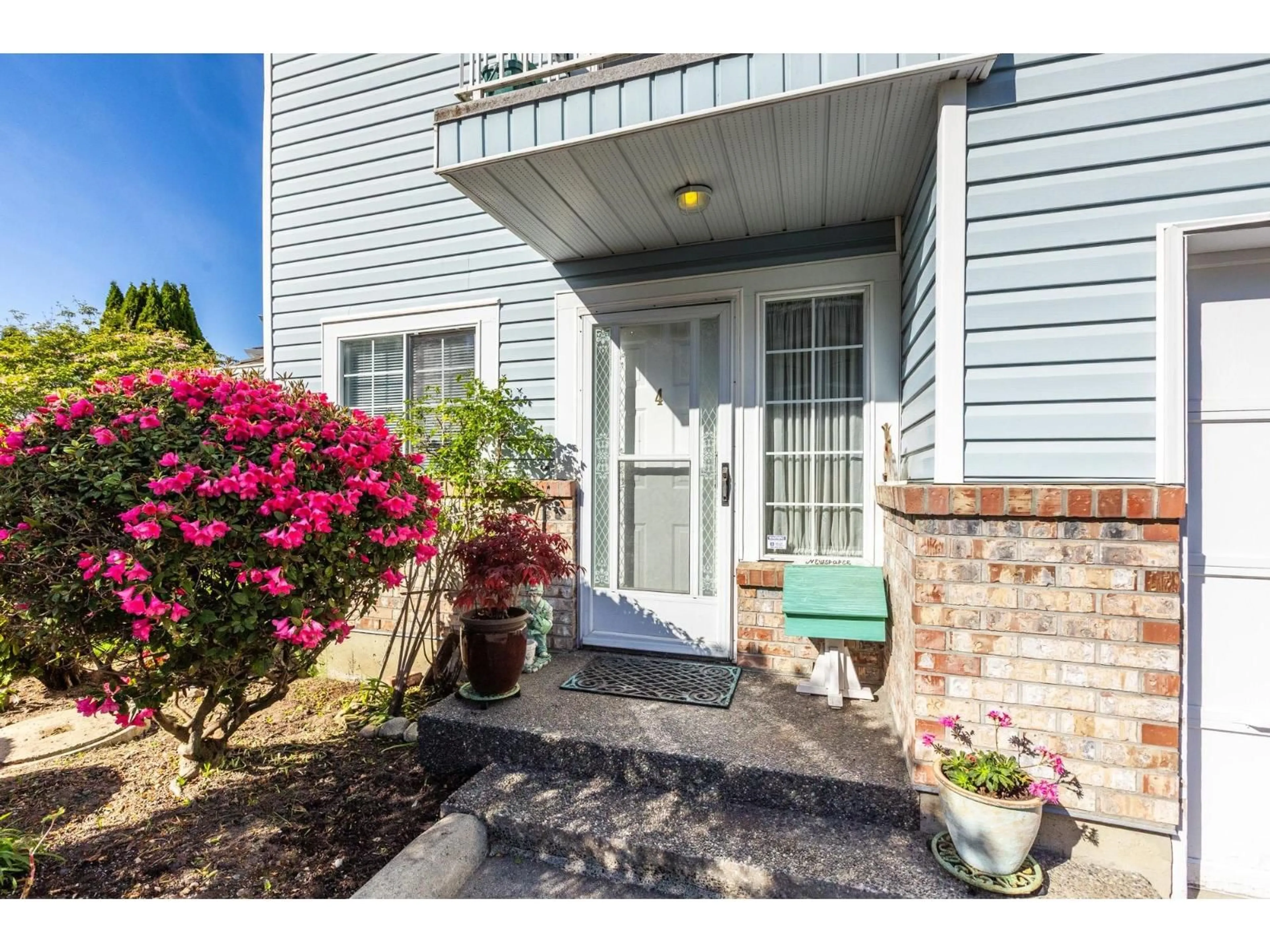 Indoor entryway for 4 - 13919 70 AVENUE, Surrey British Columbia V3W0A1