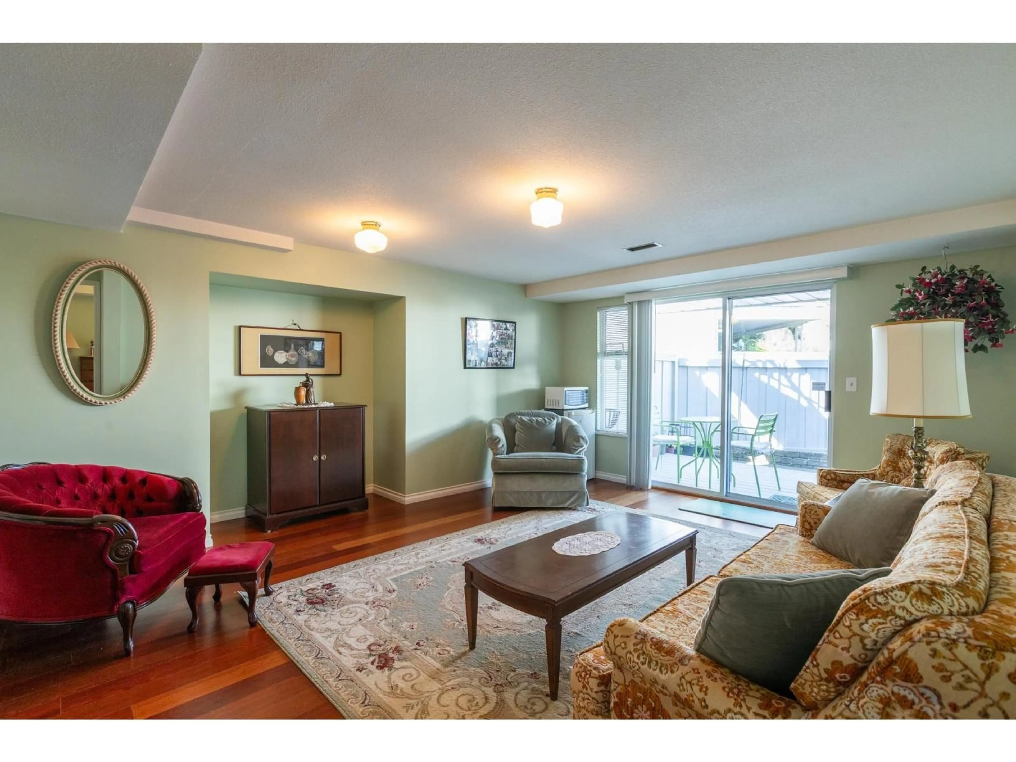 Living room with furniture, wood/laminate floor for 4 - 13919 70 AVENUE, Surrey British Columbia V3W0A1