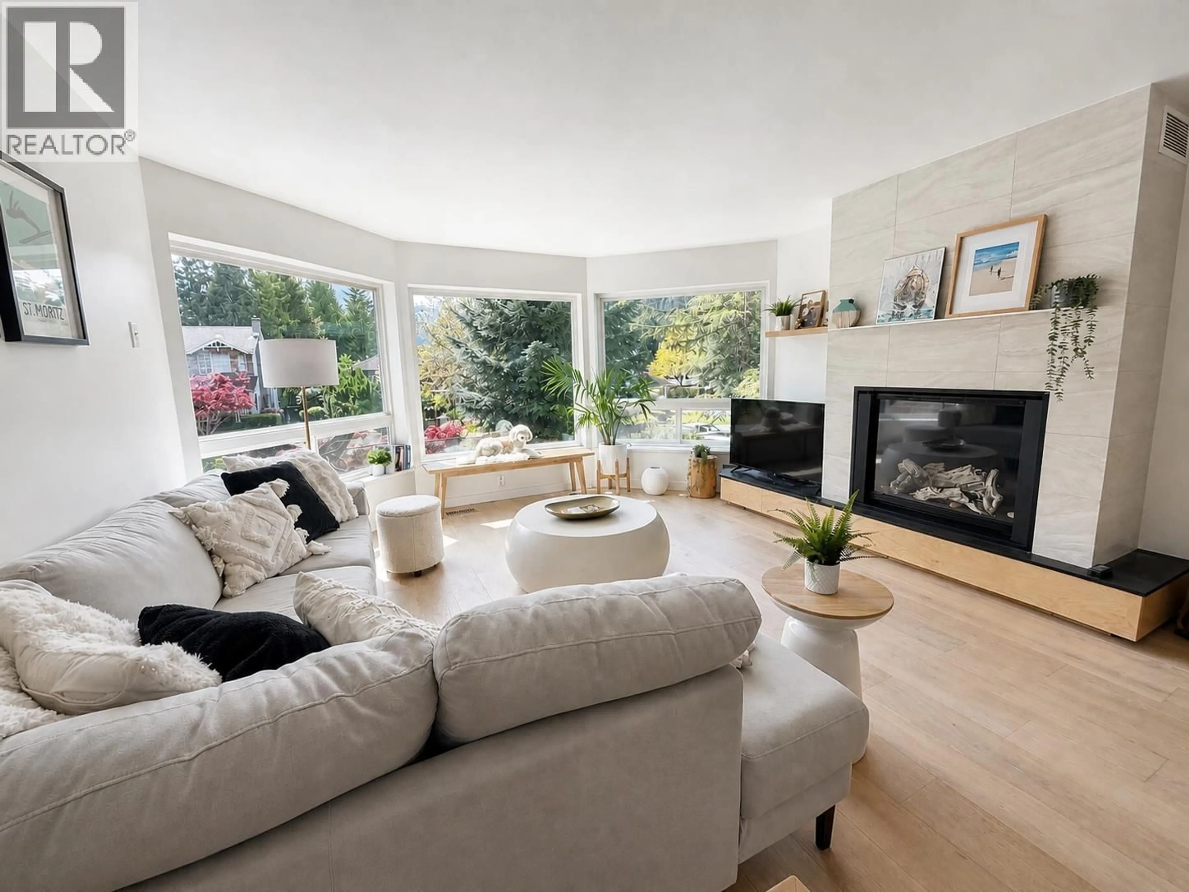 Living room with furniture, unknown for 1001 POMONA WAY, Squamish British Columbia V0N1T0