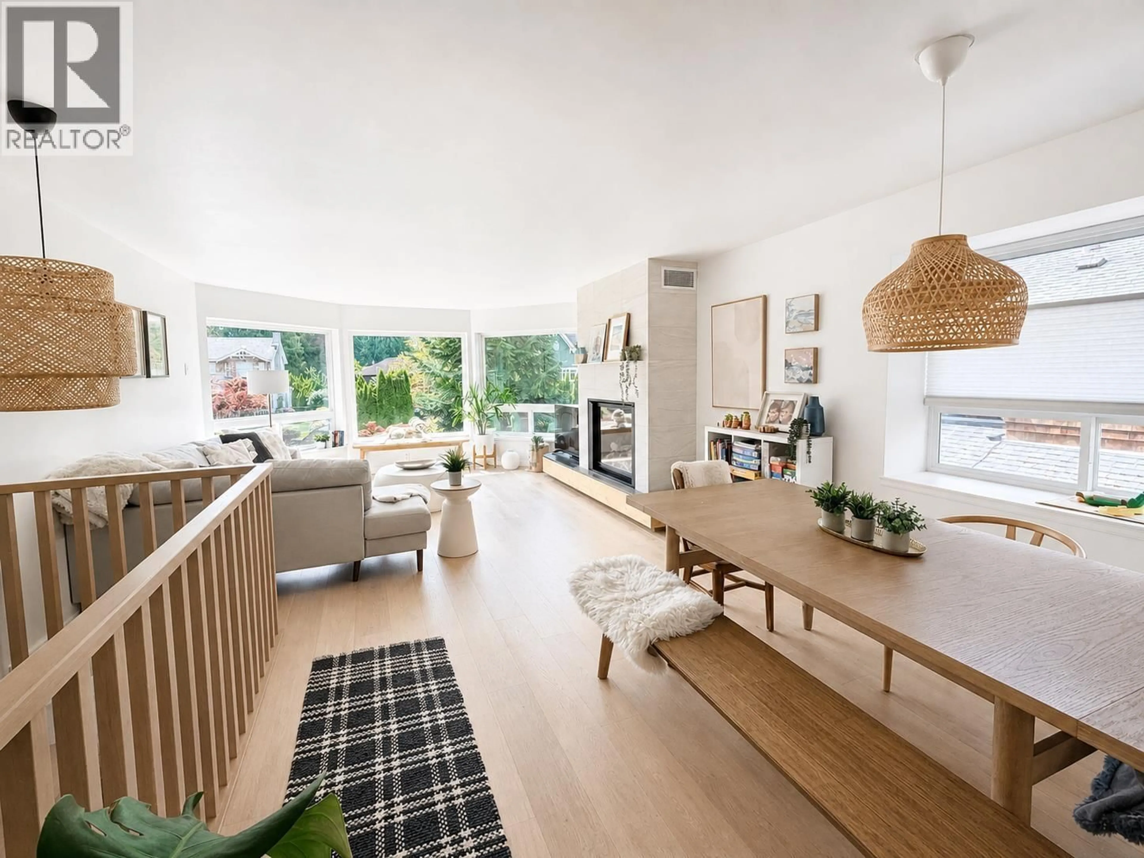 Open concept kitchen, wood/laminate floor for 1001 POMONA WAY, Squamish British Columbia V0N1T0
