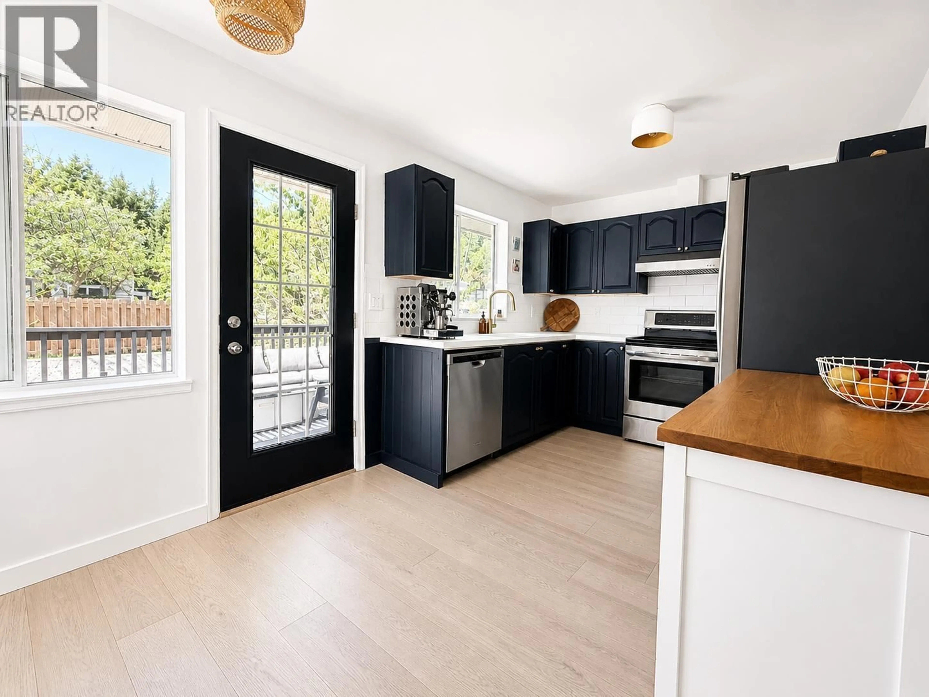 Open concept kitchen, unknown for 1001 POMONA WAY, Squamish British Columbia V0N1T0