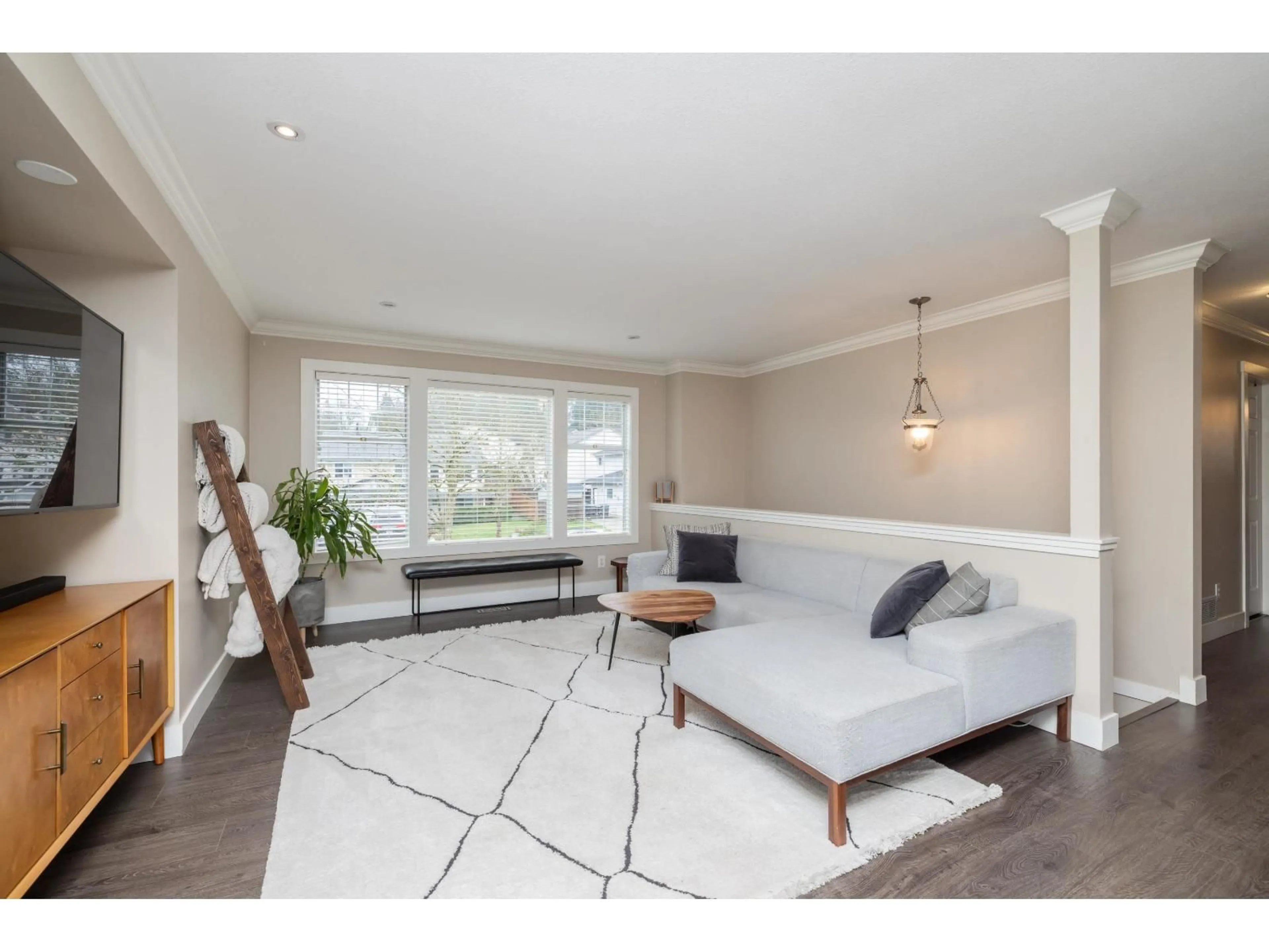 Living room with furniture, wood/laminate floor for 21559 93A AVENUE, Langley British Columbia V1M2H7
