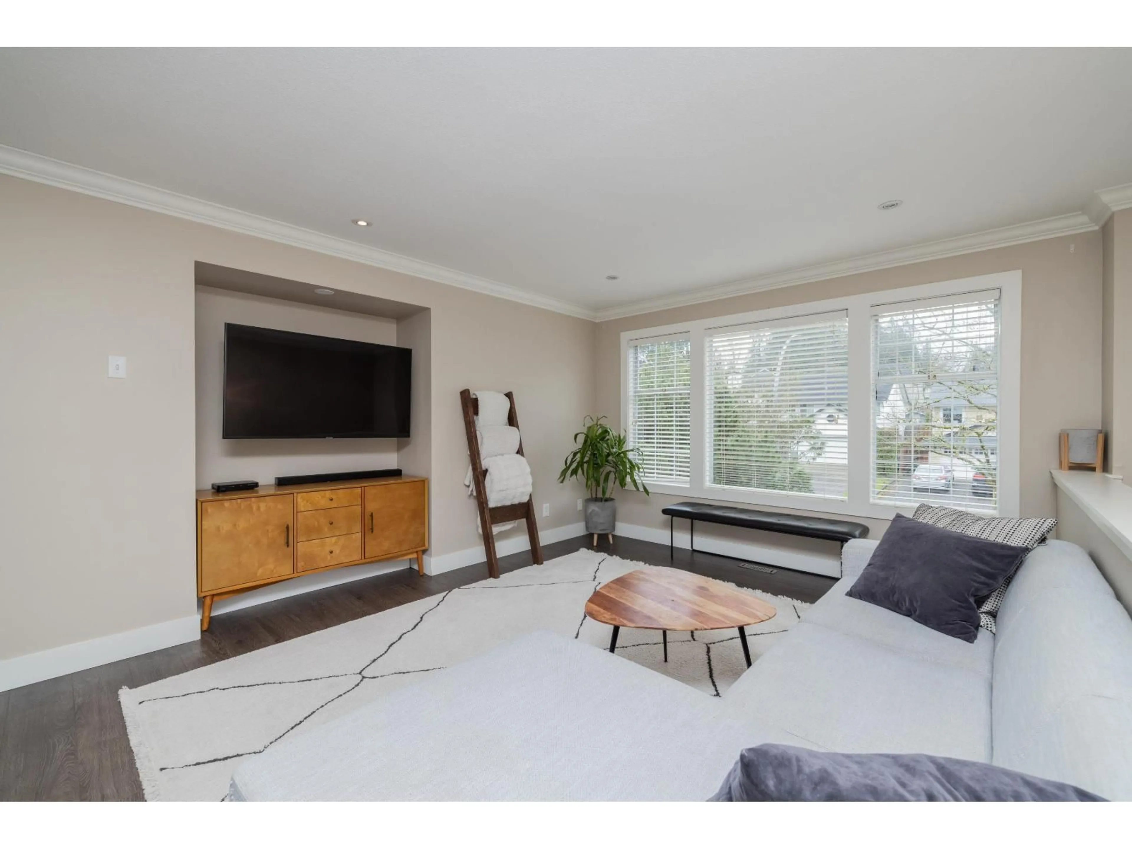 Living room with furniture, wood/laminate floor for 21559 93A AVENUE, Langley British Columbia V1M2H7