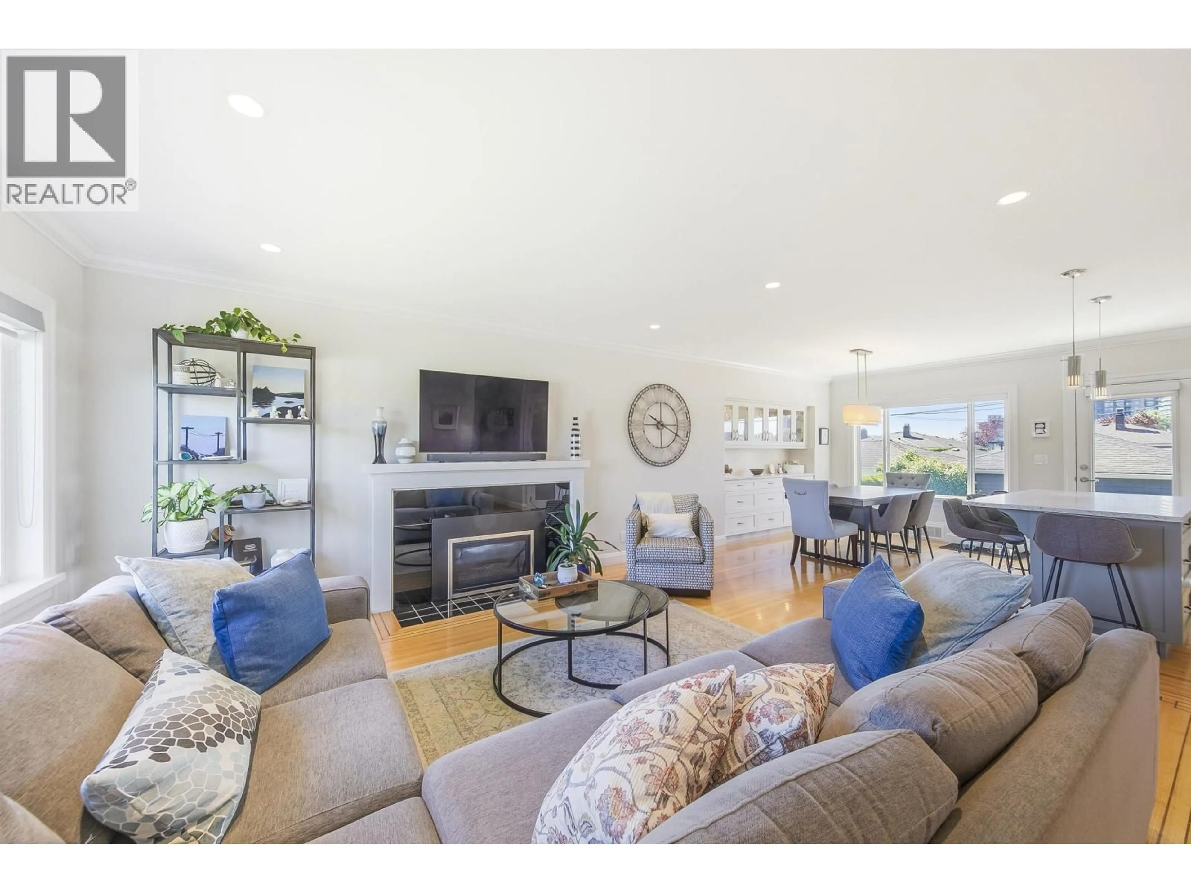 Living room with furniture, unknown for 4850 HIGHLAWN DRIVE, Burnaby British Columbia V5C3T1