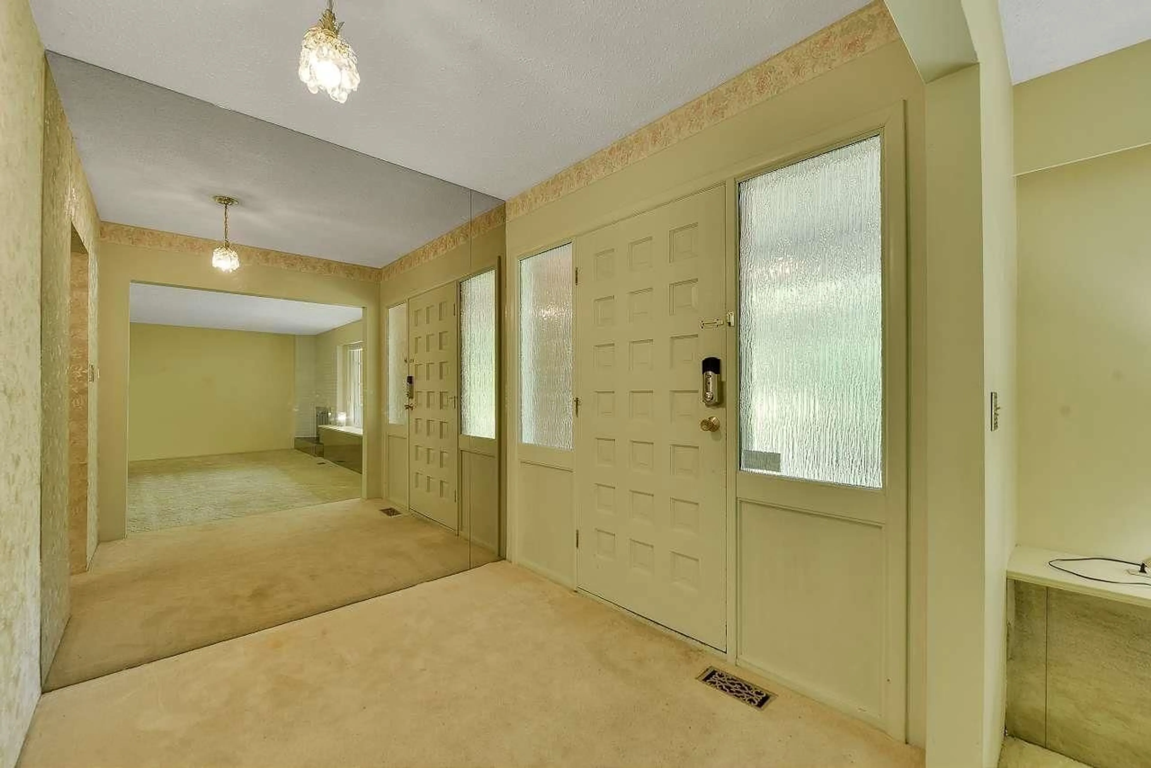 Indoor foyer for 13428 CRESCENT ROAD, Surrey British Columbia V4P1K8