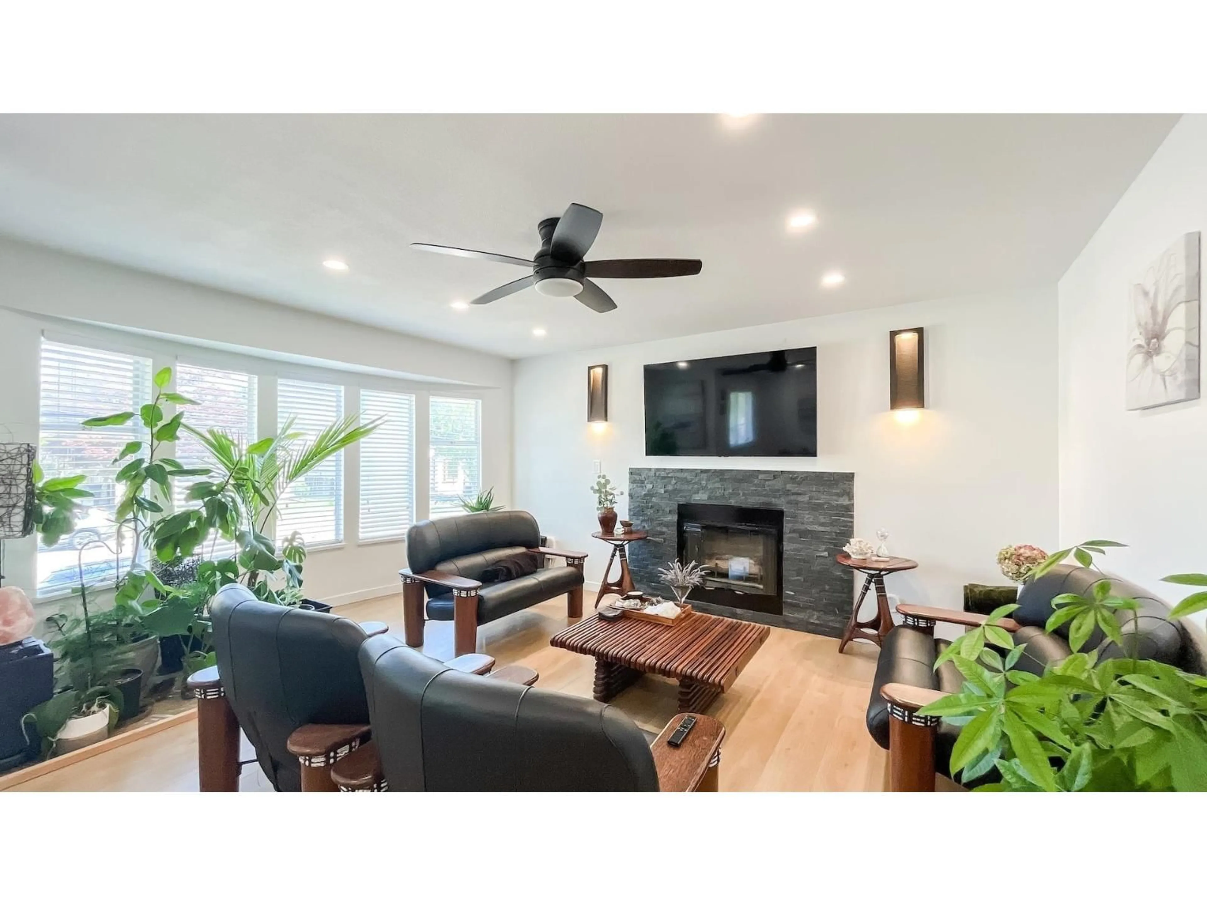 Living room with furniture, wood/laminate floor for 8775 144 STREET, Surrey British Columbia V3W5T9