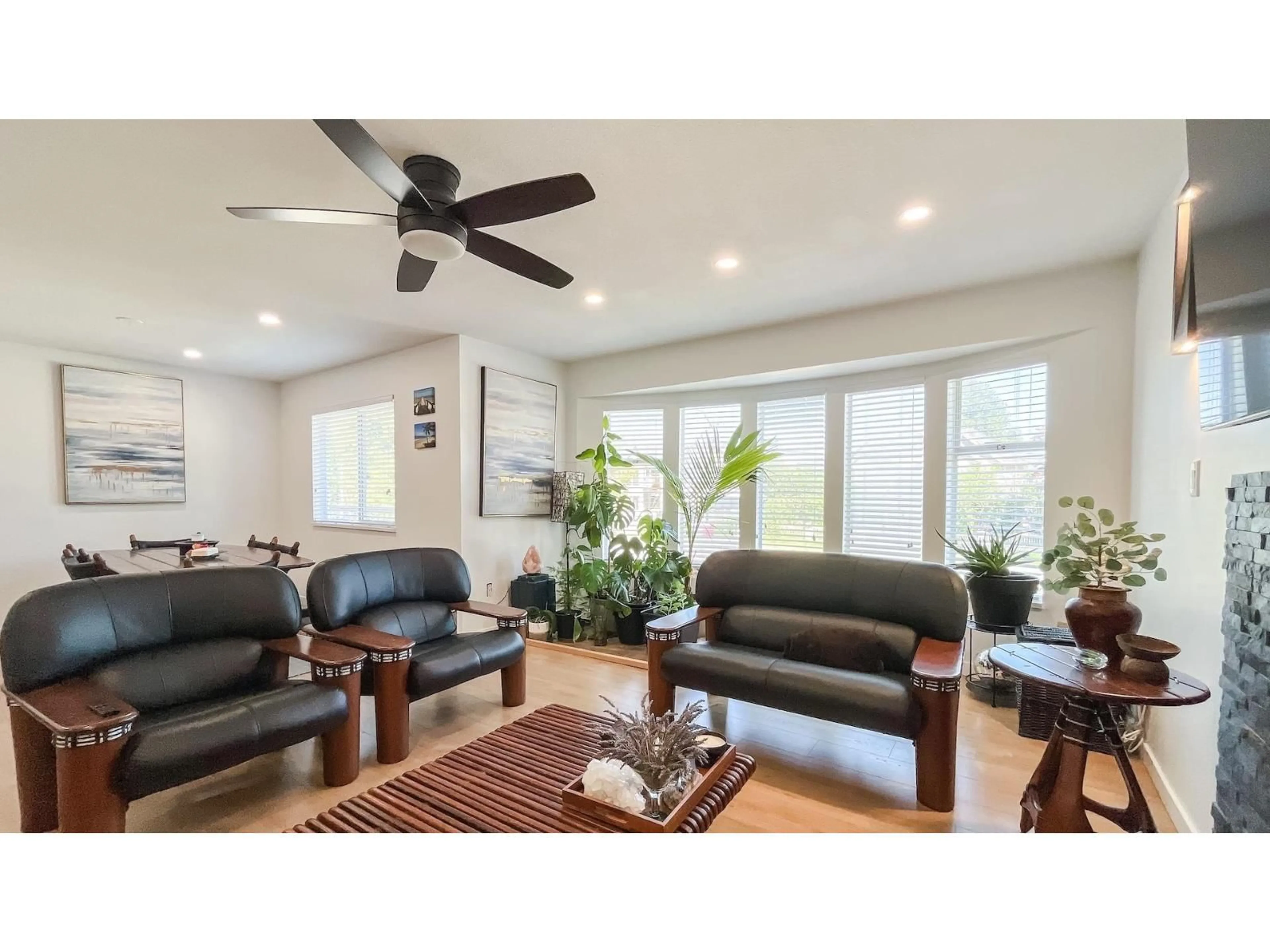 Living room with furniture, wood/laminate floor for 8775 144 STREET, Surrey British Columbia V3W5T9