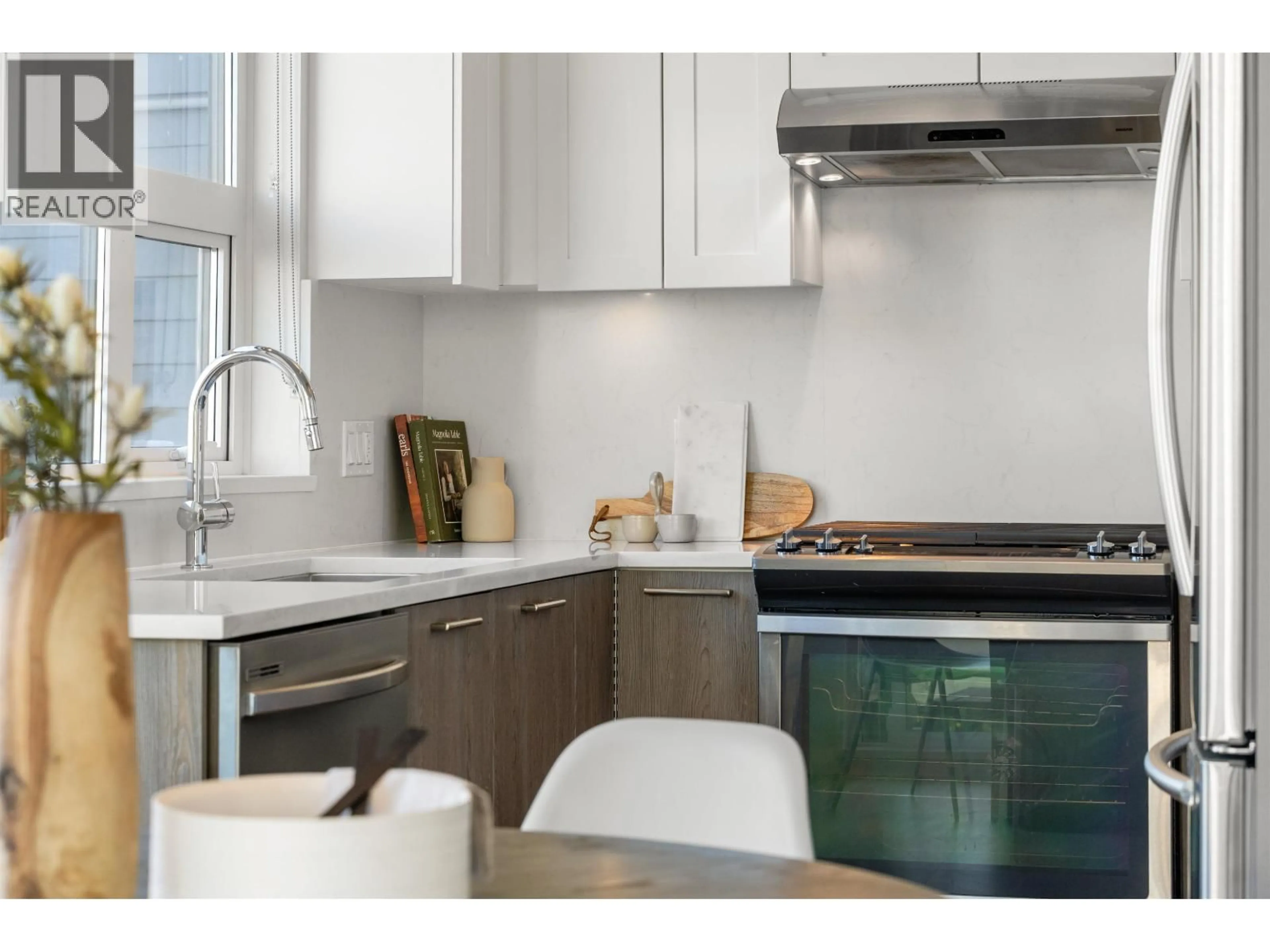 Contemporary kitchen, unknown for 301 - 123 1ST STREET, North Vancouver British Columbia V7M0E5