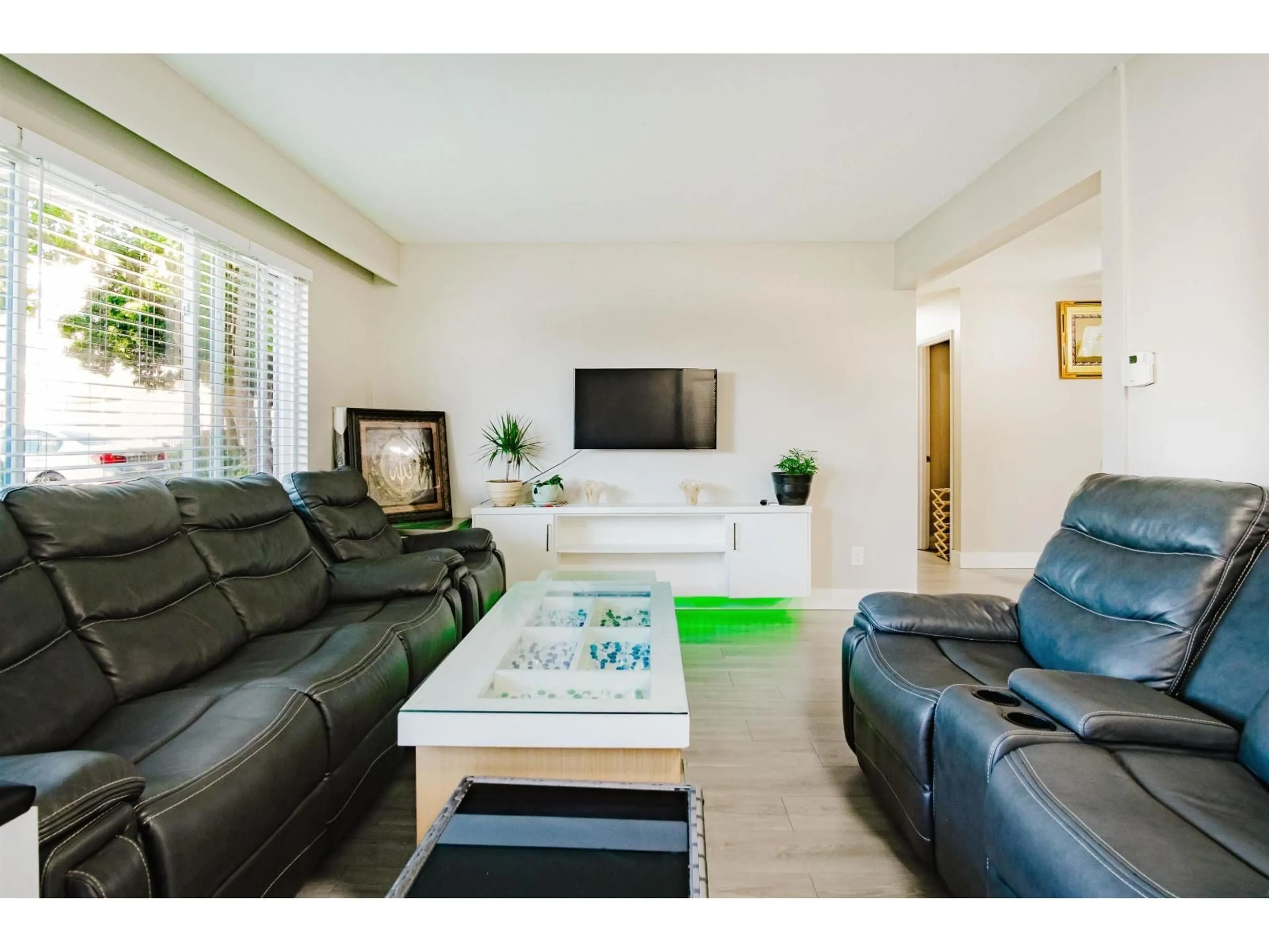 Living room with furniture, unknown for 202 - 11901 89A AVENUE, Delta British Columbia V4C3G8
