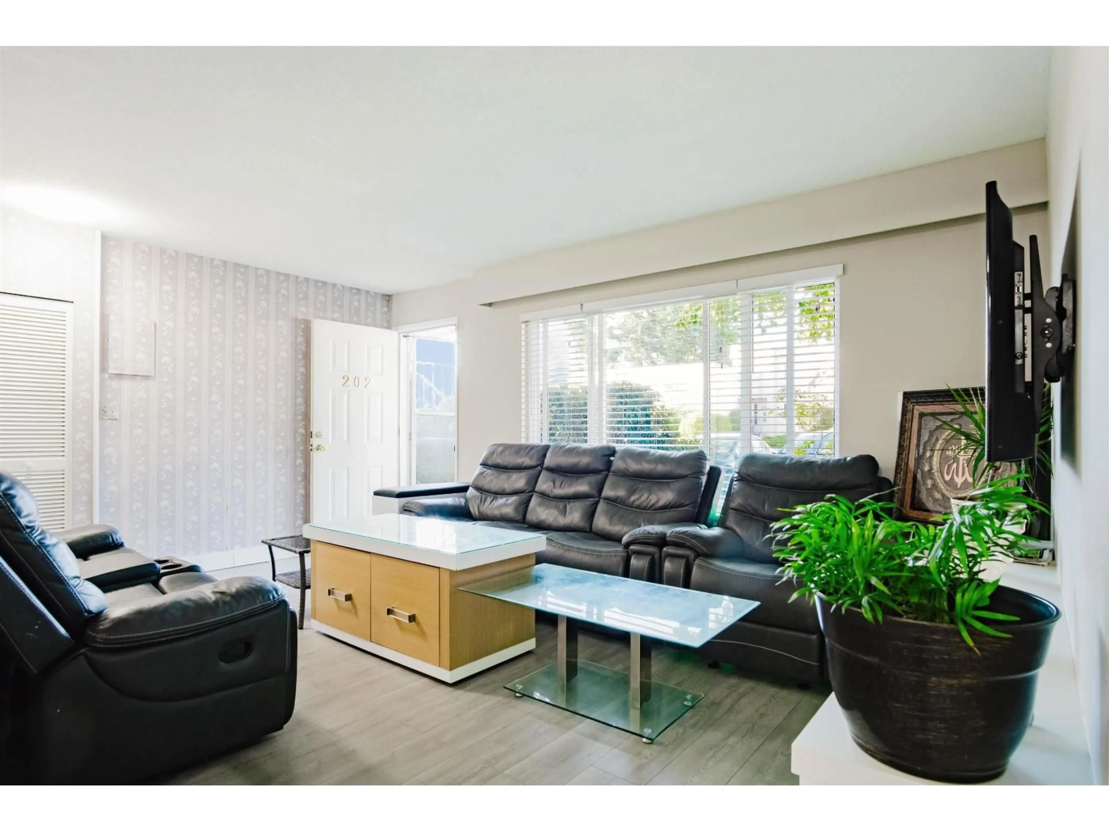 Living room with furniture, unknown for 202 - 11901 89A AVENUE, Delta British Columbia V4C3G8