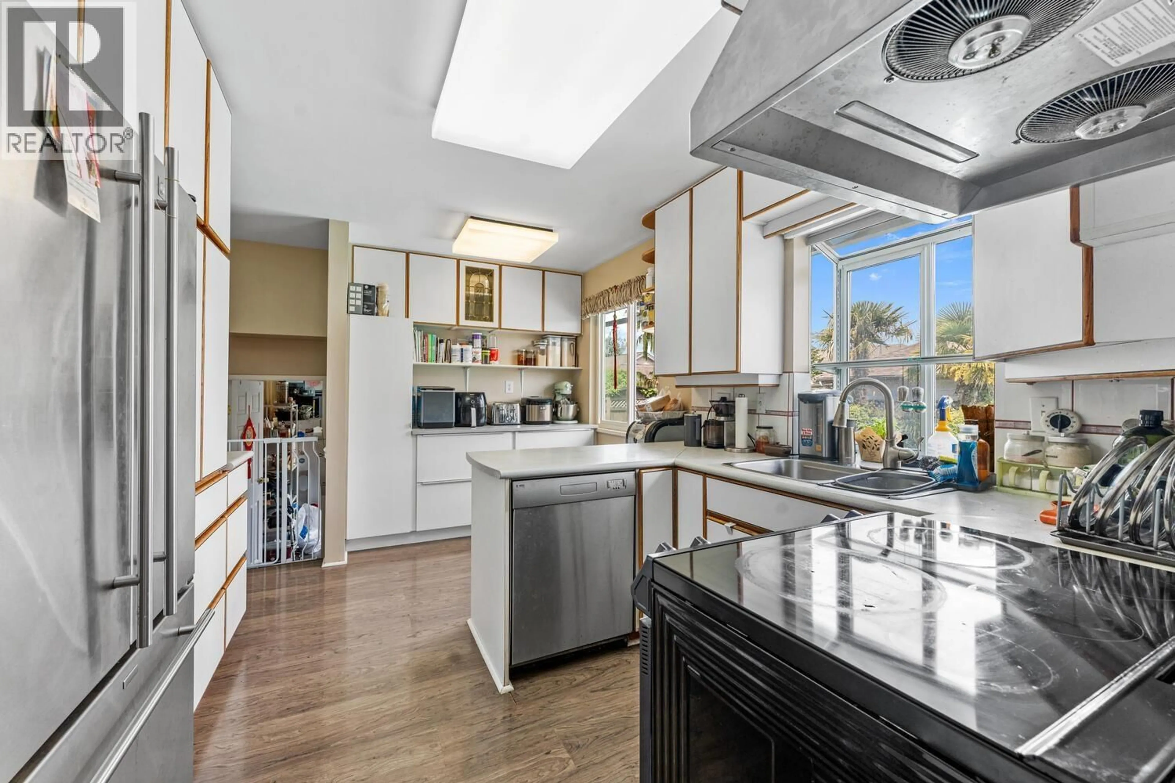 Open concept kitchen, ceramic/tile floor for 5259 OAK PLACE, Delta British Columbia V4K1L8