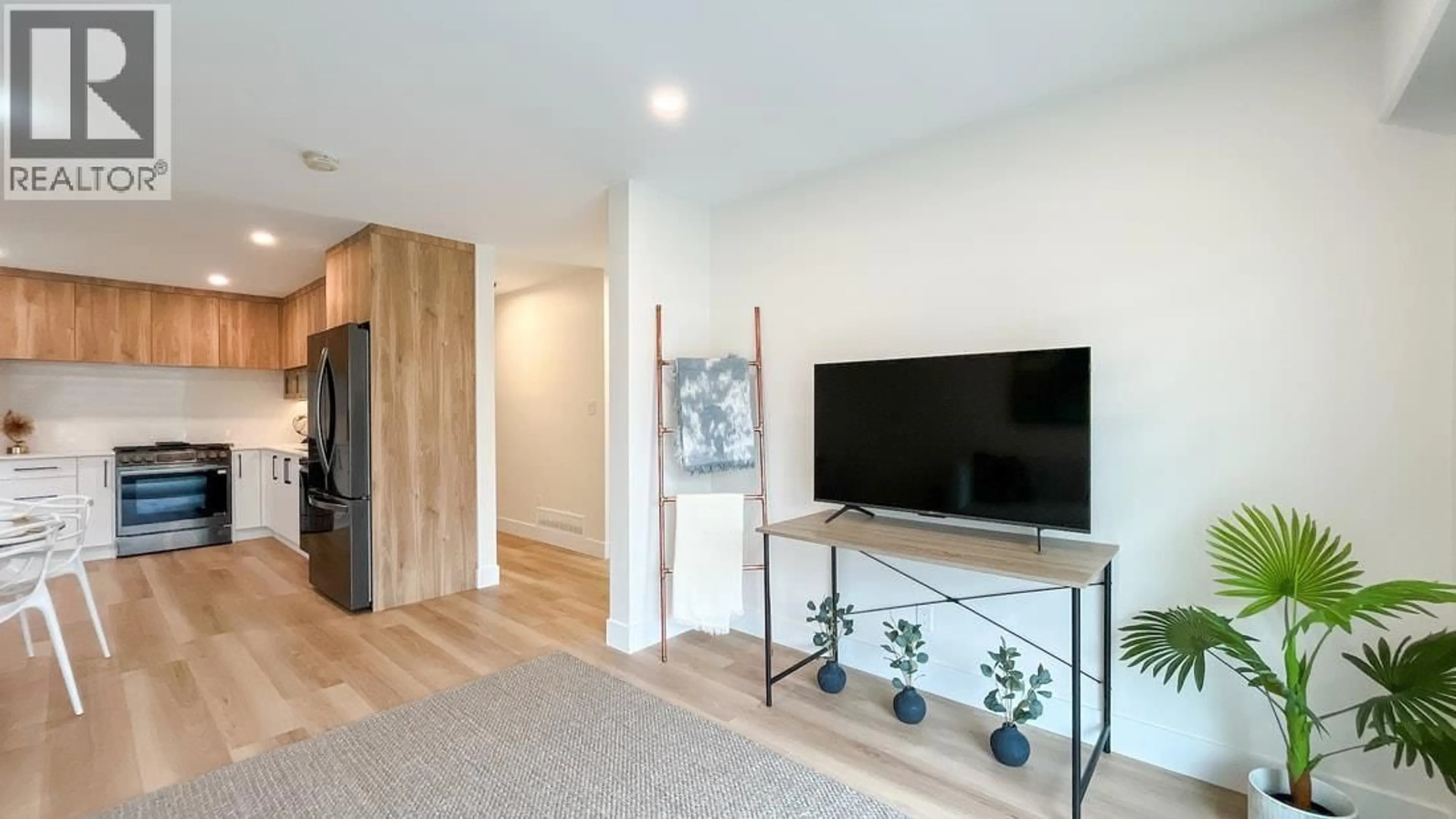 Unknown for 320 57TH AVENUE, Vancouver British Columbia V5X1S7