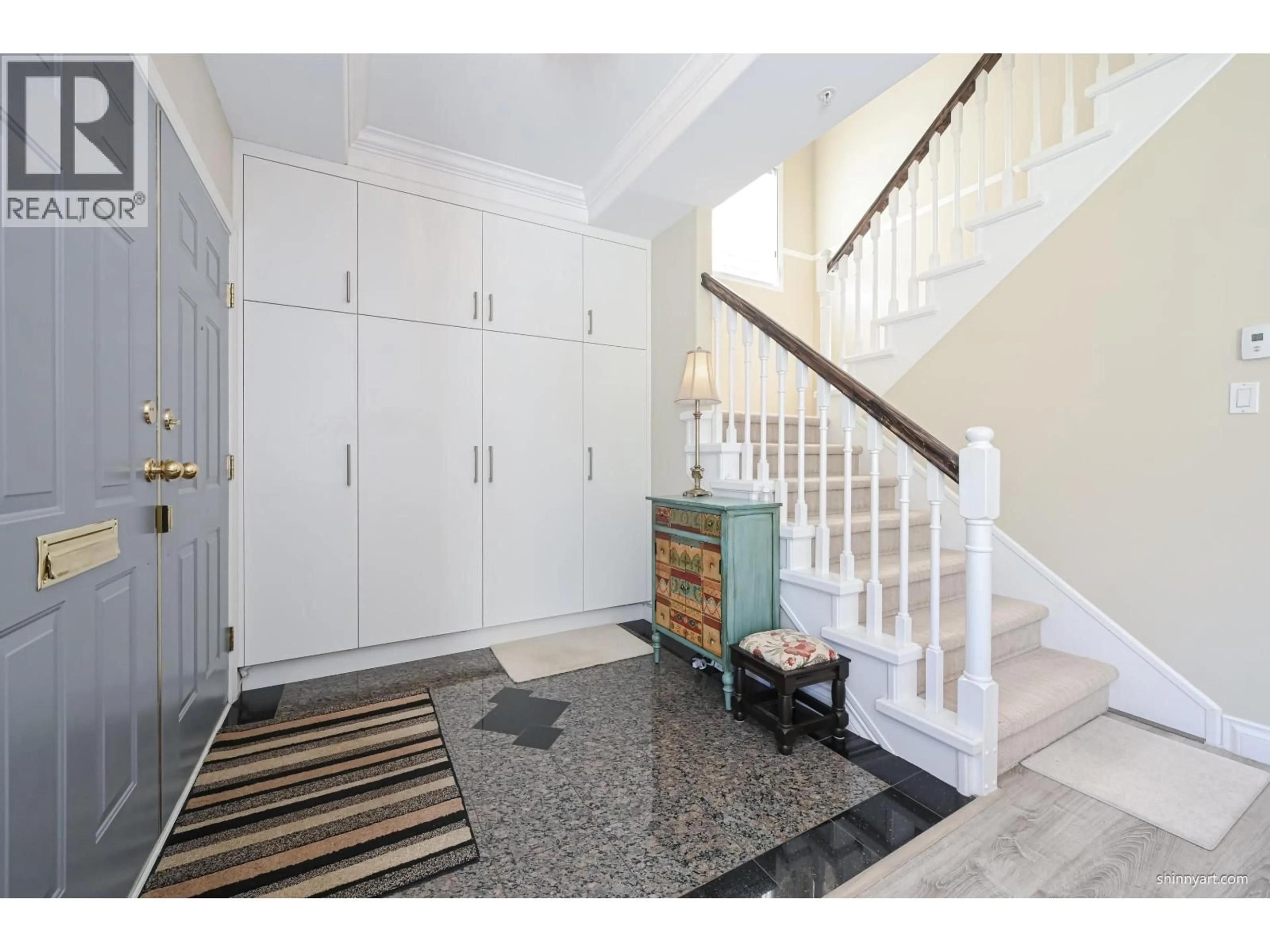 Indoor entryway for 1933 42ND AVENUE, Vancouver British Columbia V6M2B2