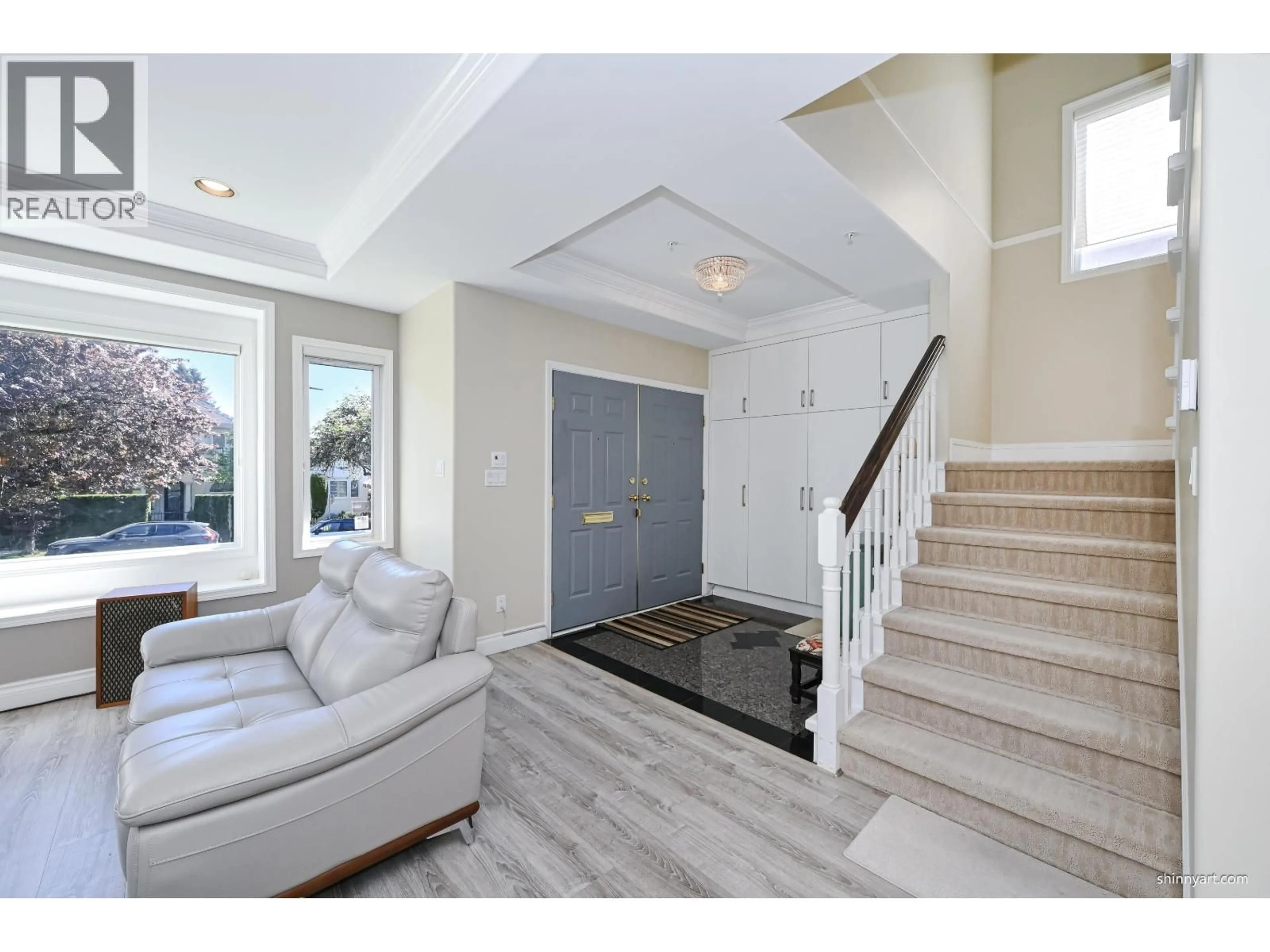 Indoor entryway for 1933 42ND AVENUE, Vancouver British Columbia V6M2B2