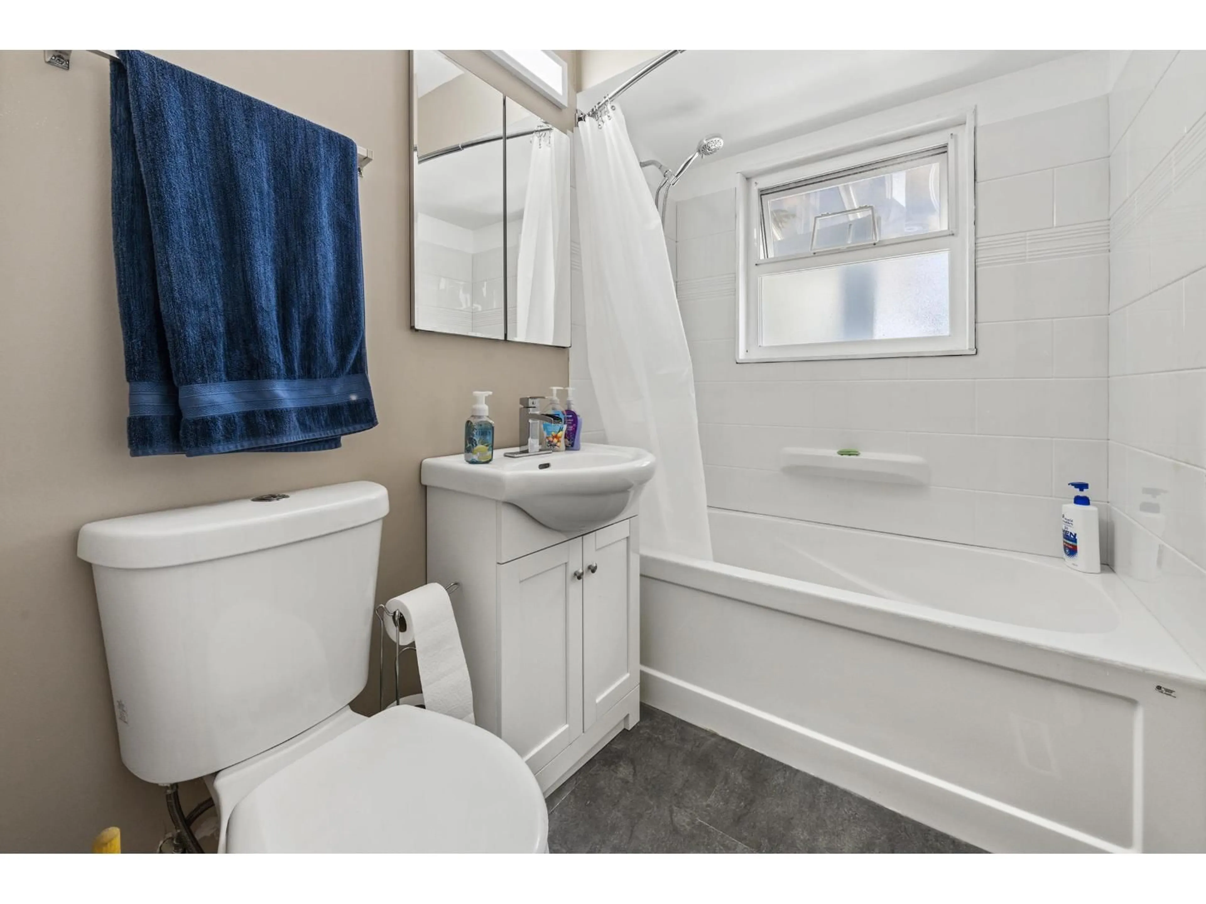 Standard bathroom, ceramic/tile floor for 10096 HELEN DRIVE, Surrey British Columbia V3V3B2