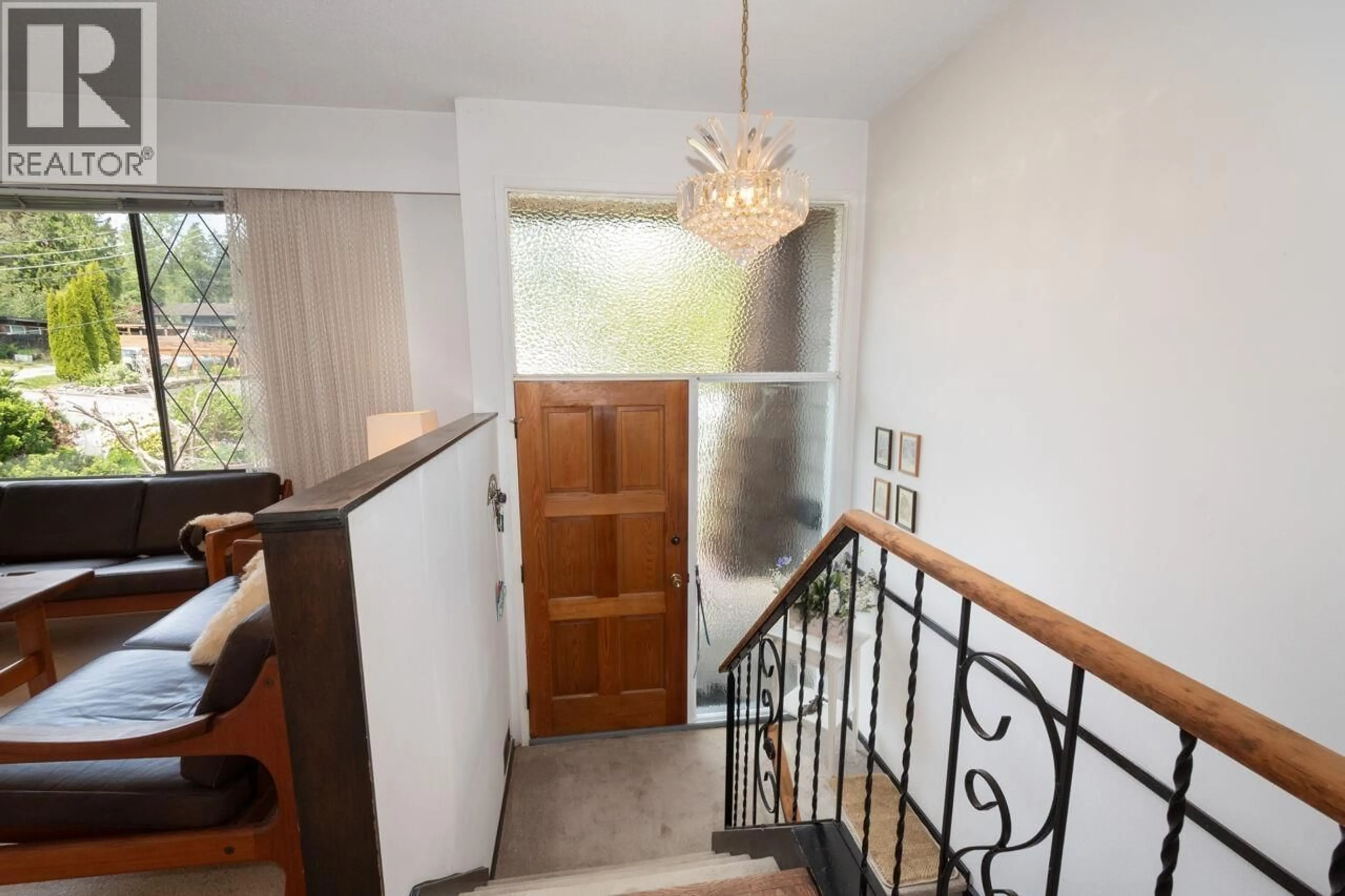 Indoor foyer for 4057 VIOLET STREET, North Vancouver British Columbia V7G1E4