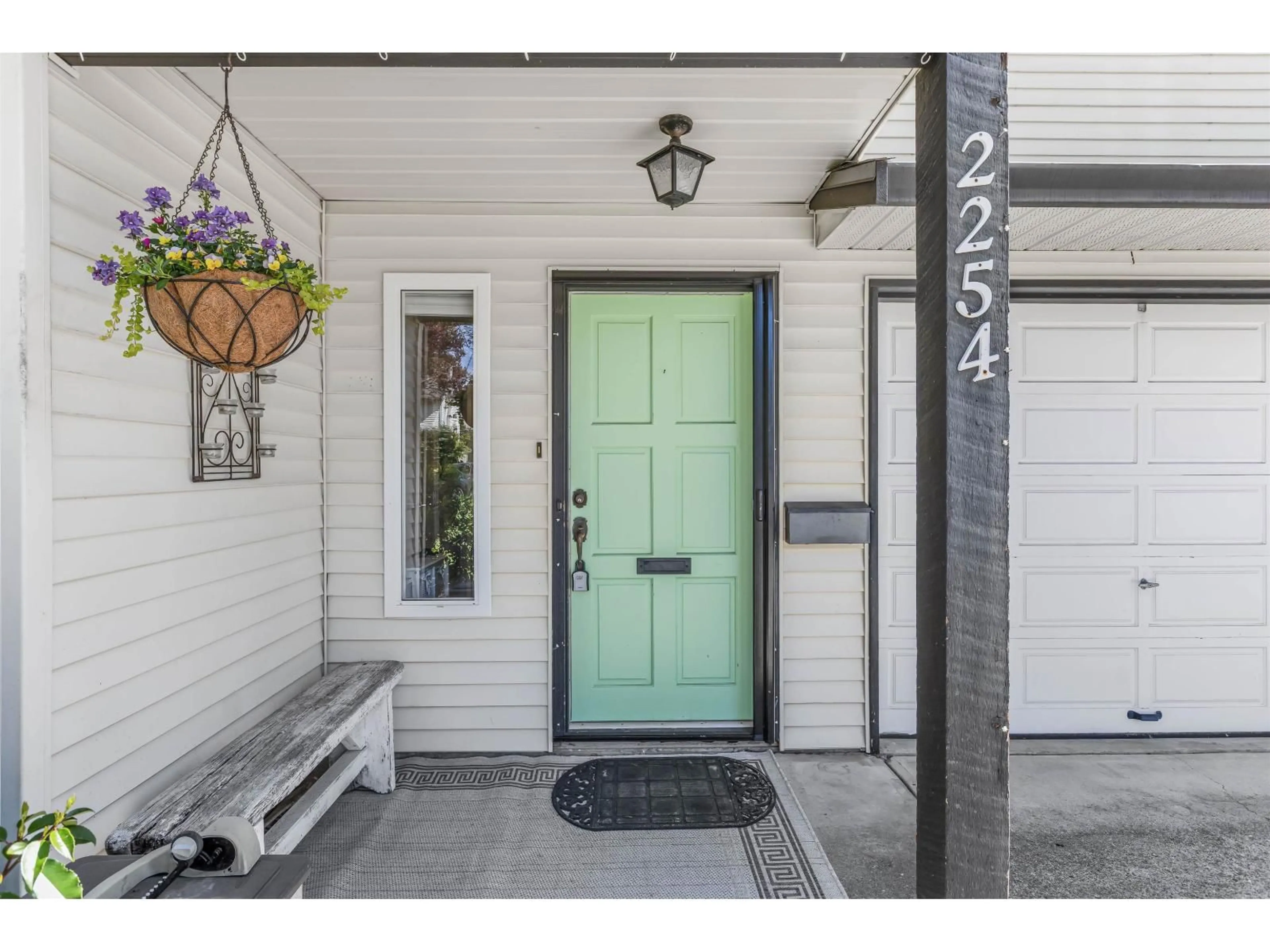 Indoor entryway for 2254 154A STREET, Surrey British Columbia V4A5S9