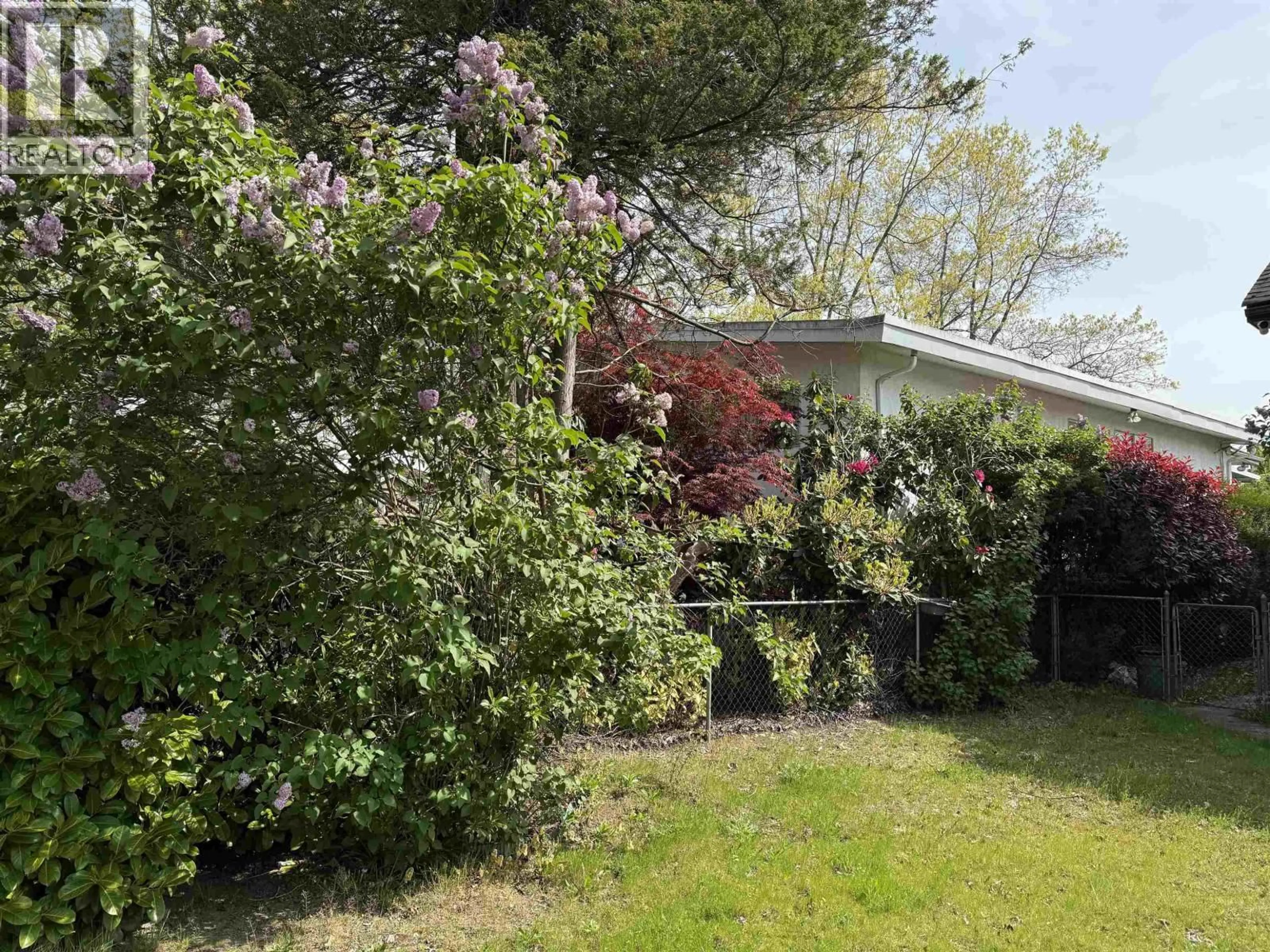 A pic from outside/outdoor area/front of a property/back of a property/a pic from drone, street for 3660 22ND AVENUE, Vancouver British Columbia V5M2Z7